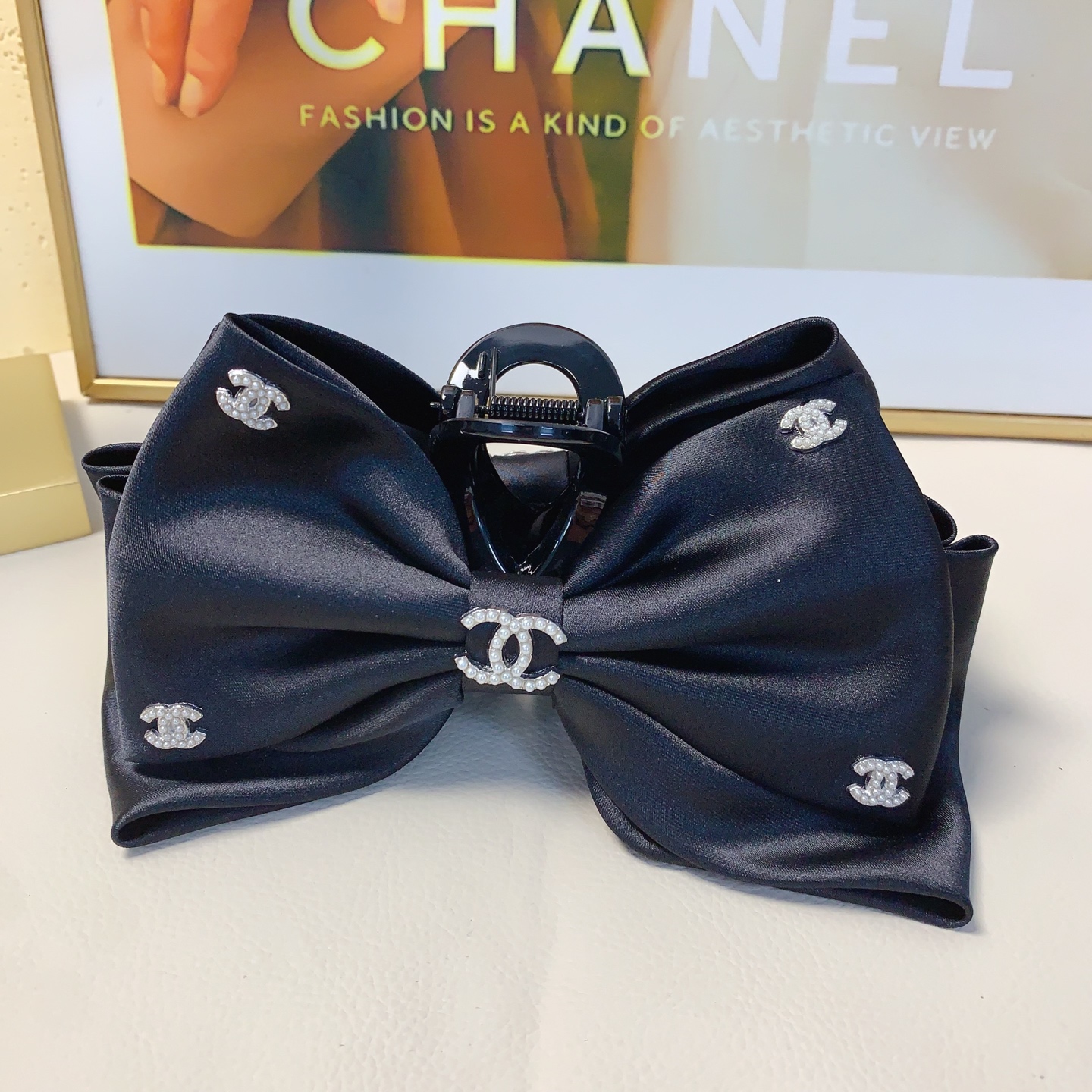  chanel小香
chanel发夹
绸缎蝴蝶结珍珠logo抓夹气质百搭日常精致小单品 小仙女必入单品 