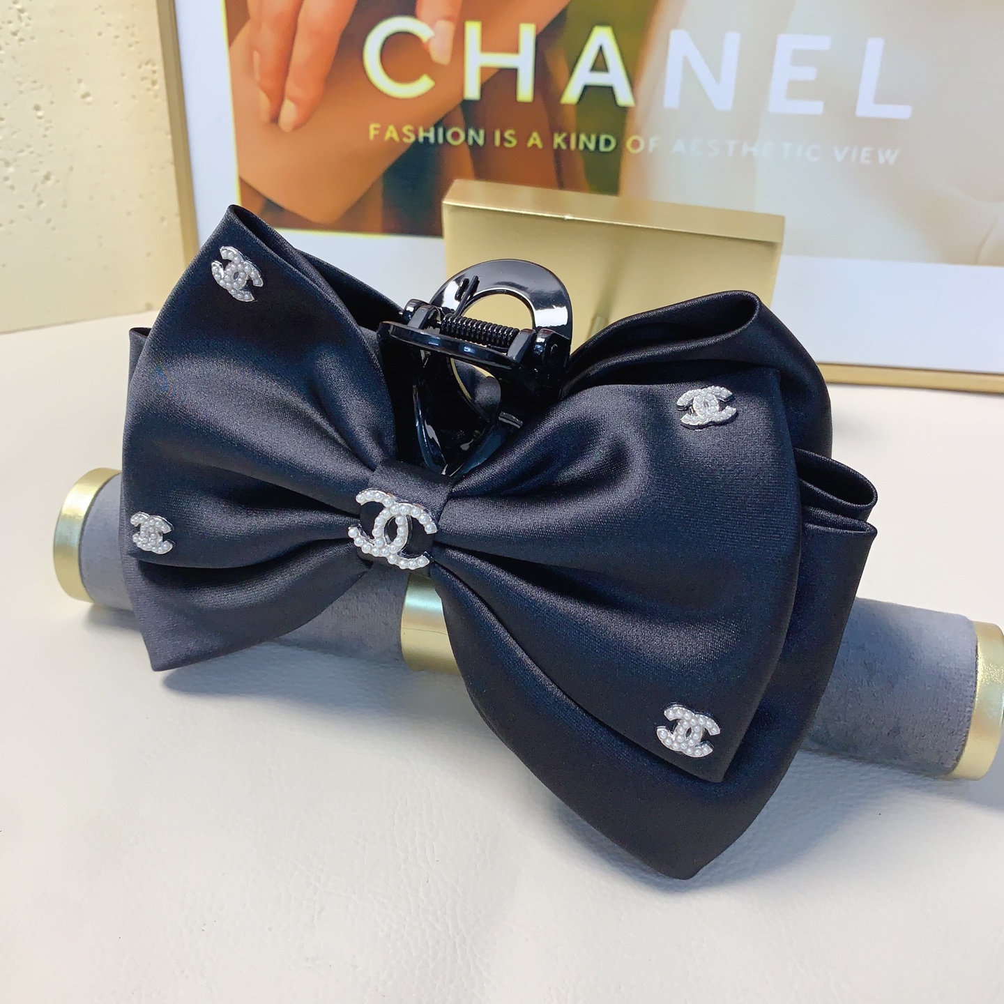  chanel小香
chanel发夹
绸缎蝴蝶结珍珠logo抓夹气质百搭日常精致小单品 小仙女必入单品 