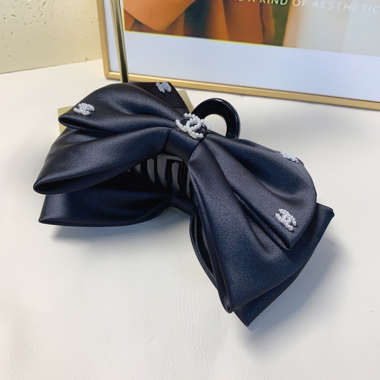  chanel小香
chanel发夹
绸缎蝴蝶结珍珠logo抓夹气质百搭日常精致小单品 小仙女必入单品 