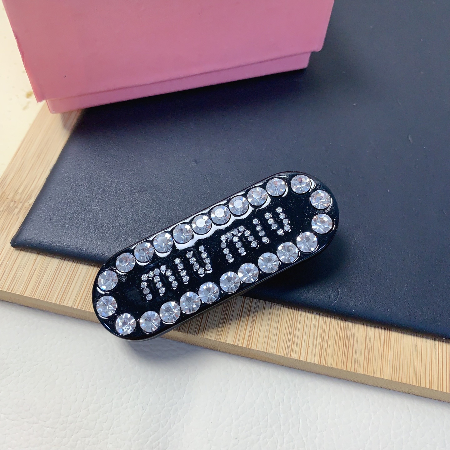  miumiu缪缪
miumiu发夹
捷克钻字母发夹压夹气质百搭小仙女必入单品 宝藏款 闭眼入🥰推荐款（
