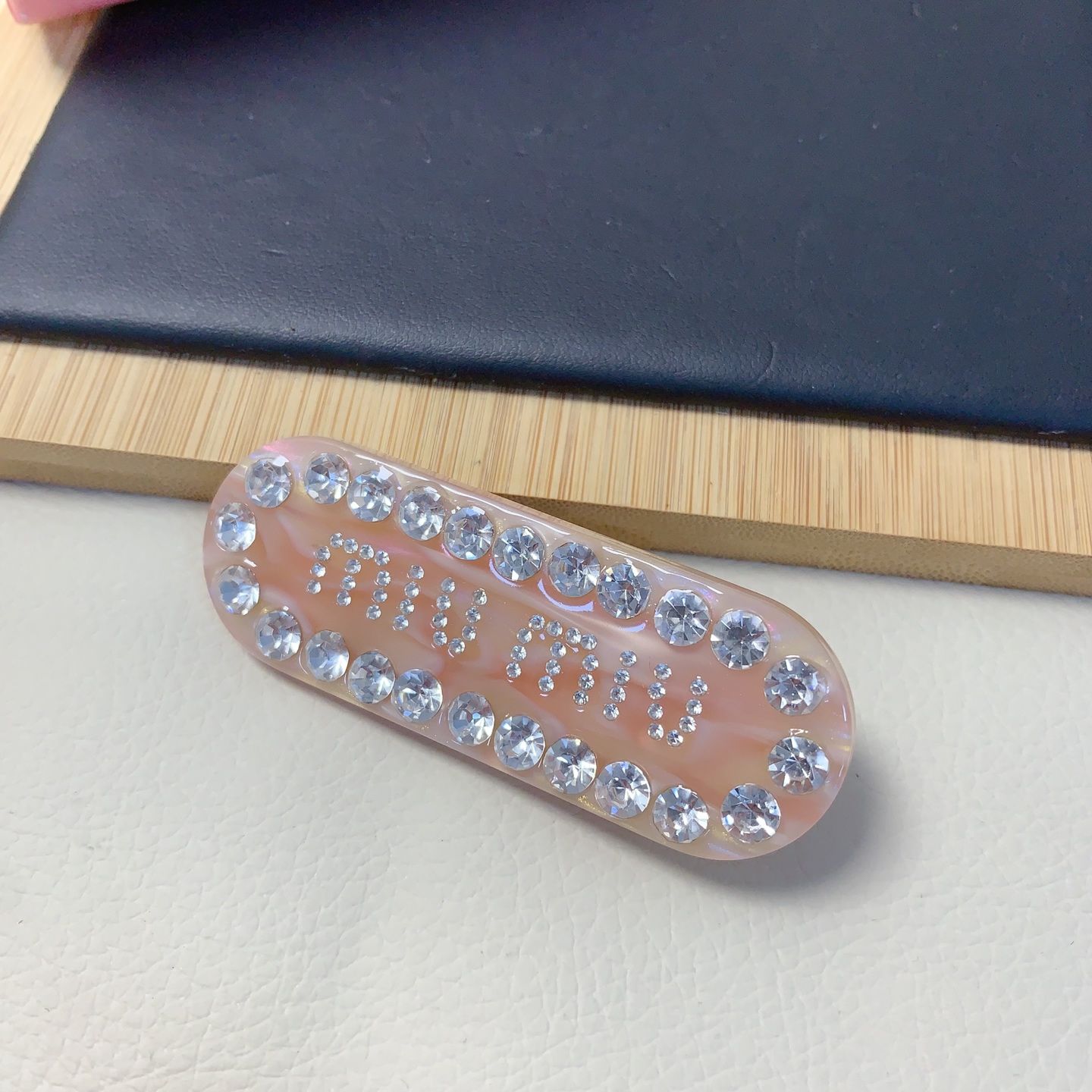  miumiu缪缪
miumiu发夹
捷克钻字母发夹压夹气质百搭小仙女必入单品 宝藏款 闭眼入🥰推荐款（