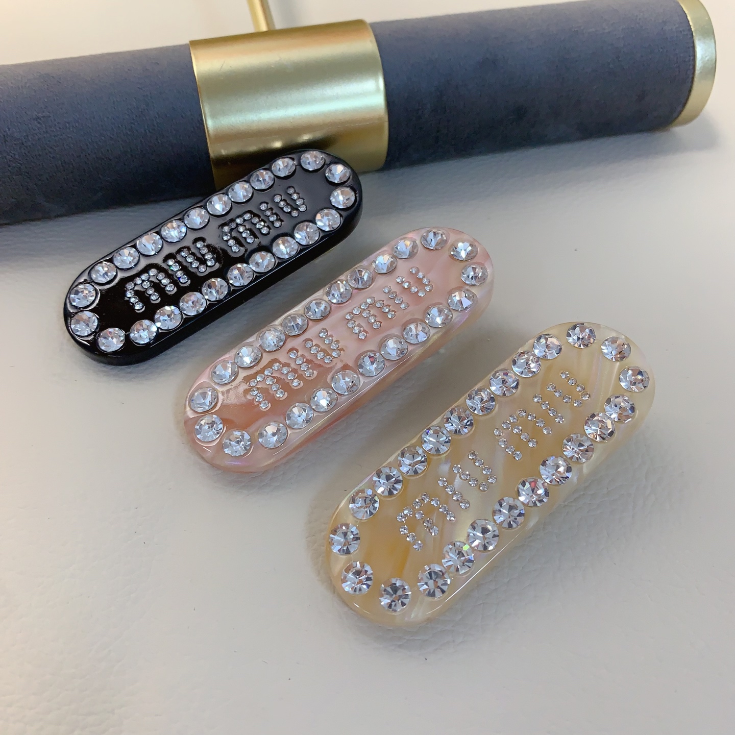  miumiu缪缪
miumiu发夹
捷克钻字母发夹压夹气质百搭小仙女必入单品 宝藏款 闭眼入🥰推荐款（