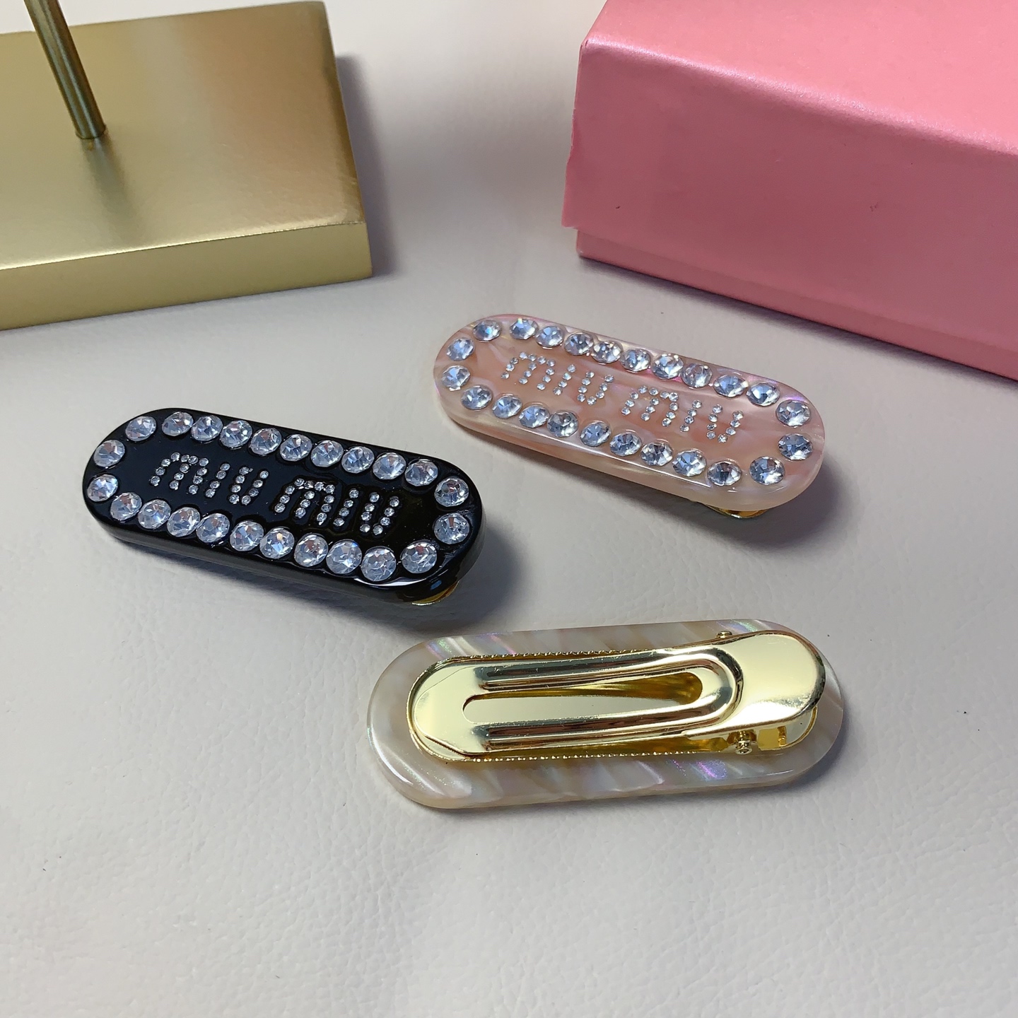  miumiu缪缪
miumiu发夹
捷克钻字母发夹压夹气质百搭小仙女必入单品 宝藏款 闭眼入🥰推荐款（