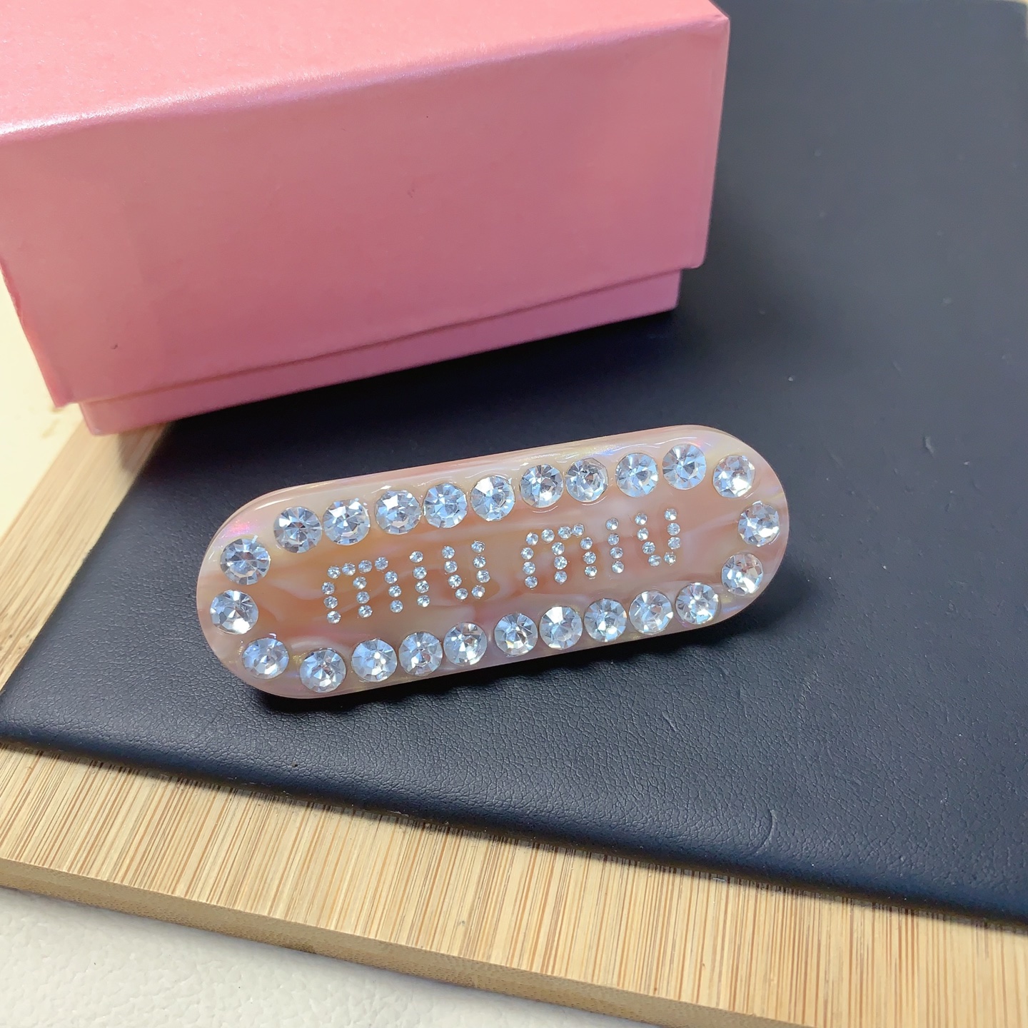  miumiu缪缪
miumiu发夹
捷克钻字母发夹压夹气质百搭小仙女必入单品 宝藏款 闭眼入🥰推荐款（