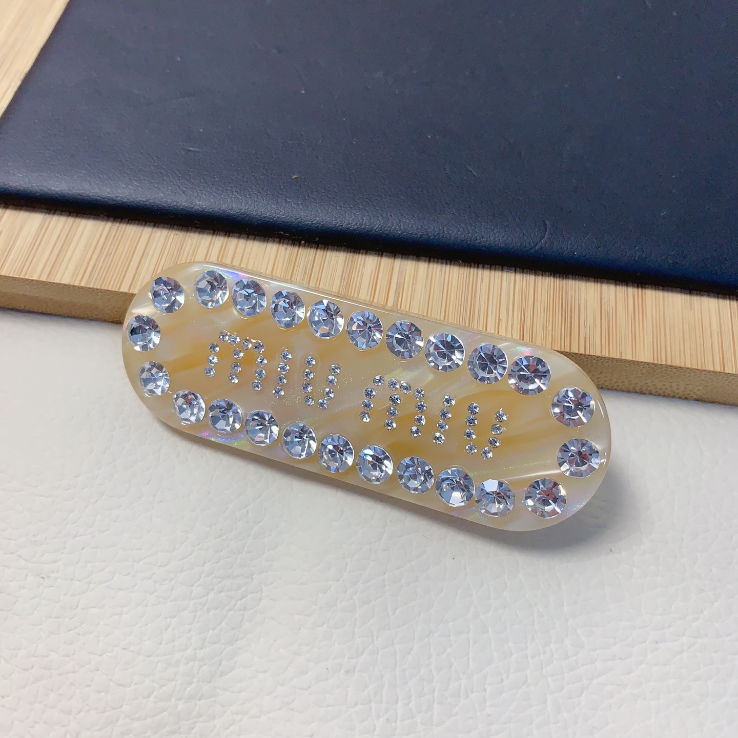  miumiu缪缪
miumiu发夹
捷克钻字母发夹压夹气质百搭小仙女必入单品 宝藏款 闭眼入🥰推荐款（