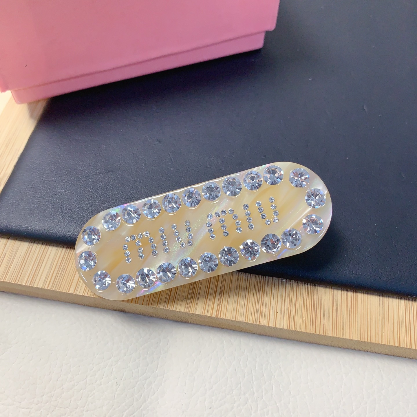 miumiu缪缪
miumiu发夹
捷克钻字母发夹压夹气质百搭小仙女必入单品 宝藏款 闭眼入🥰推荐款（