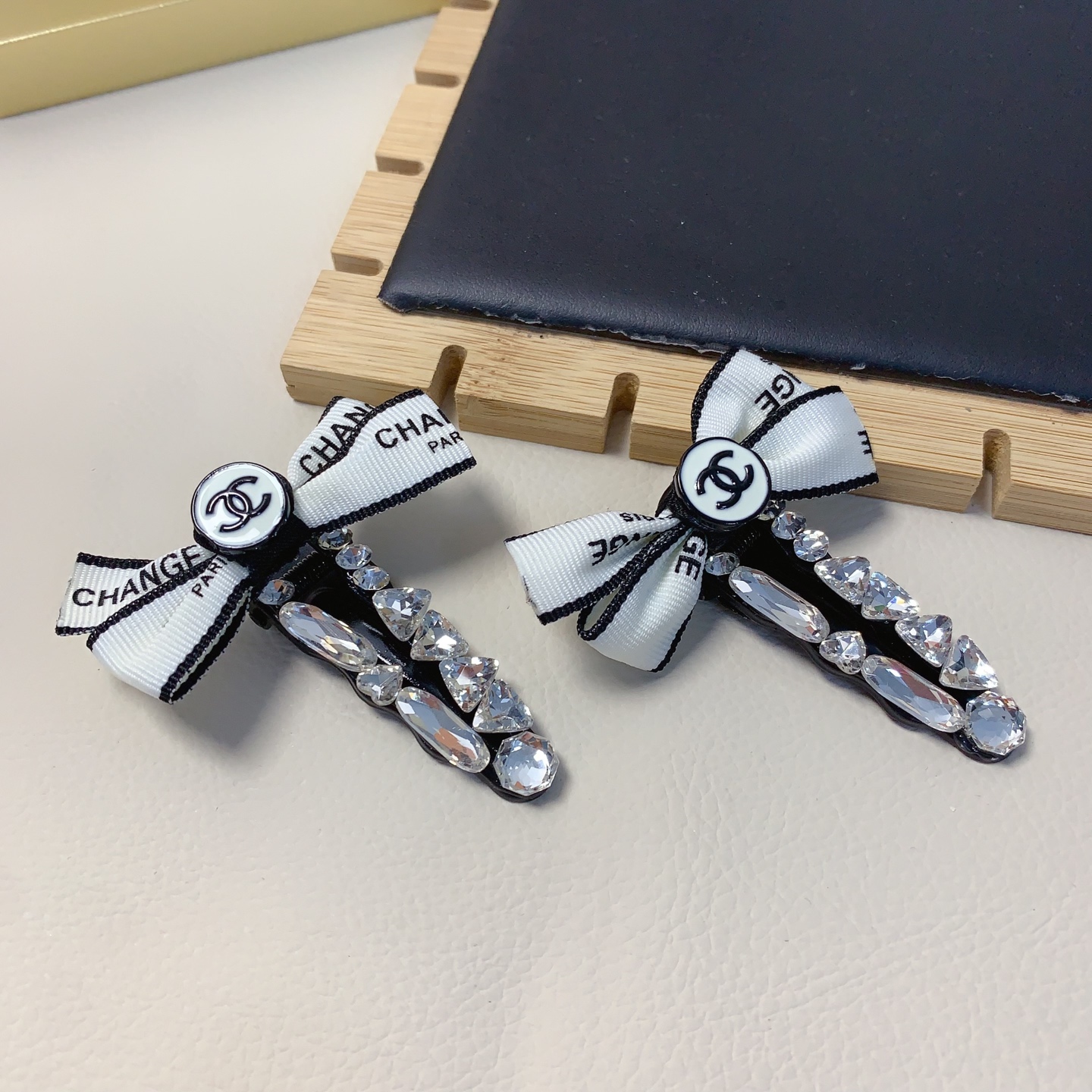  chanel小香
chanel压夹
织带蝴蝶结🎀logo压夹边夹日常精致小单品 气质百搭小仙女必入单品