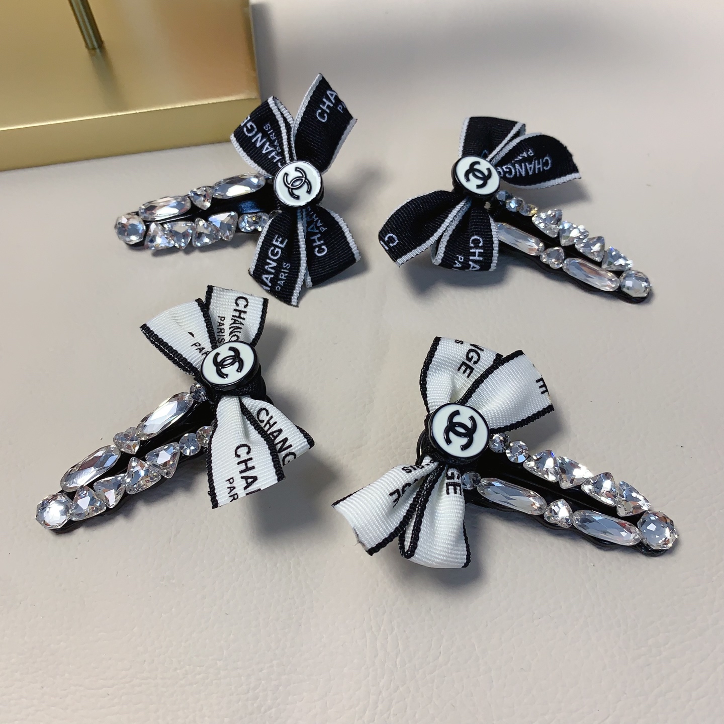  chanel小香
chanel压夹
织带蝴蝶结🎀logo压夹边夹日常精致小单品 气质百搭小仙女必入单品