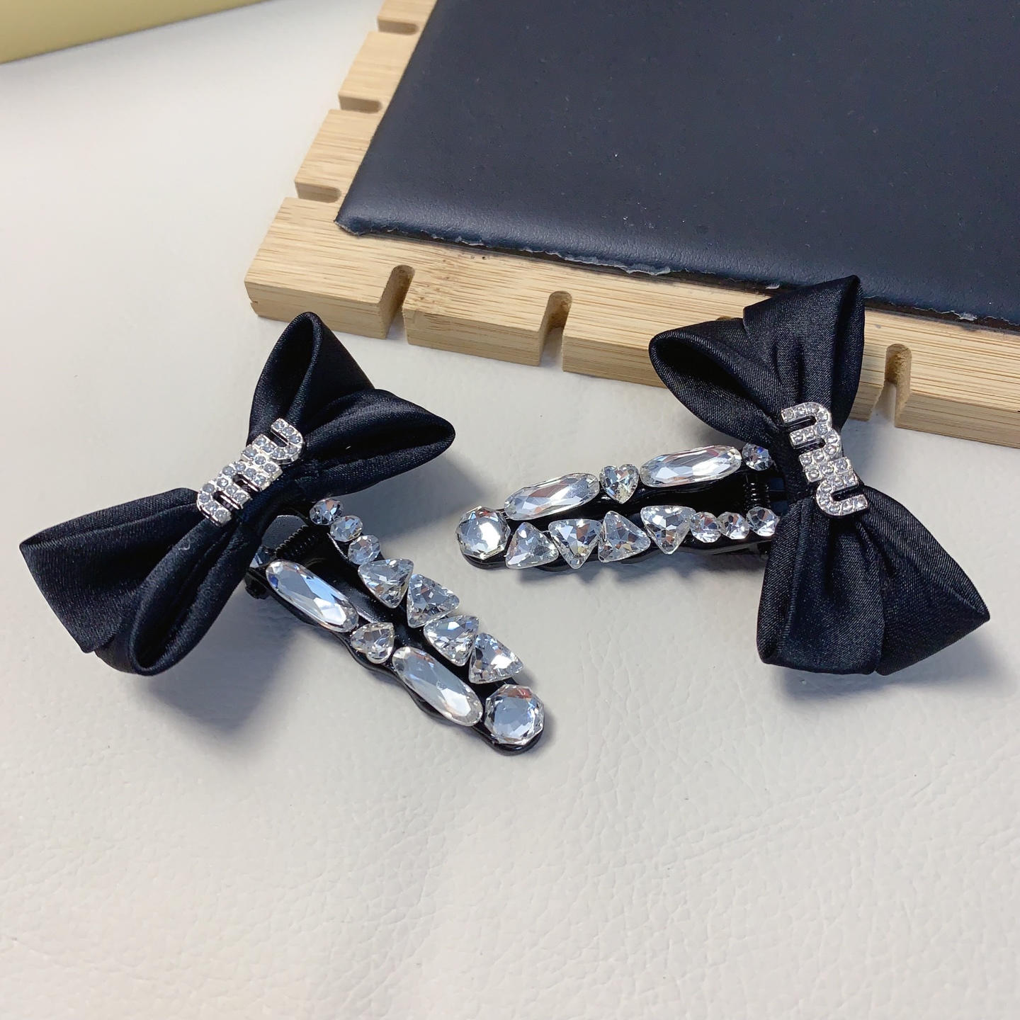  miumiu缪缪
miumiu压夹
蝴蝶结🎀logo压夹边夹日常精致小单品 气质百搭小仙女必入单品 宝