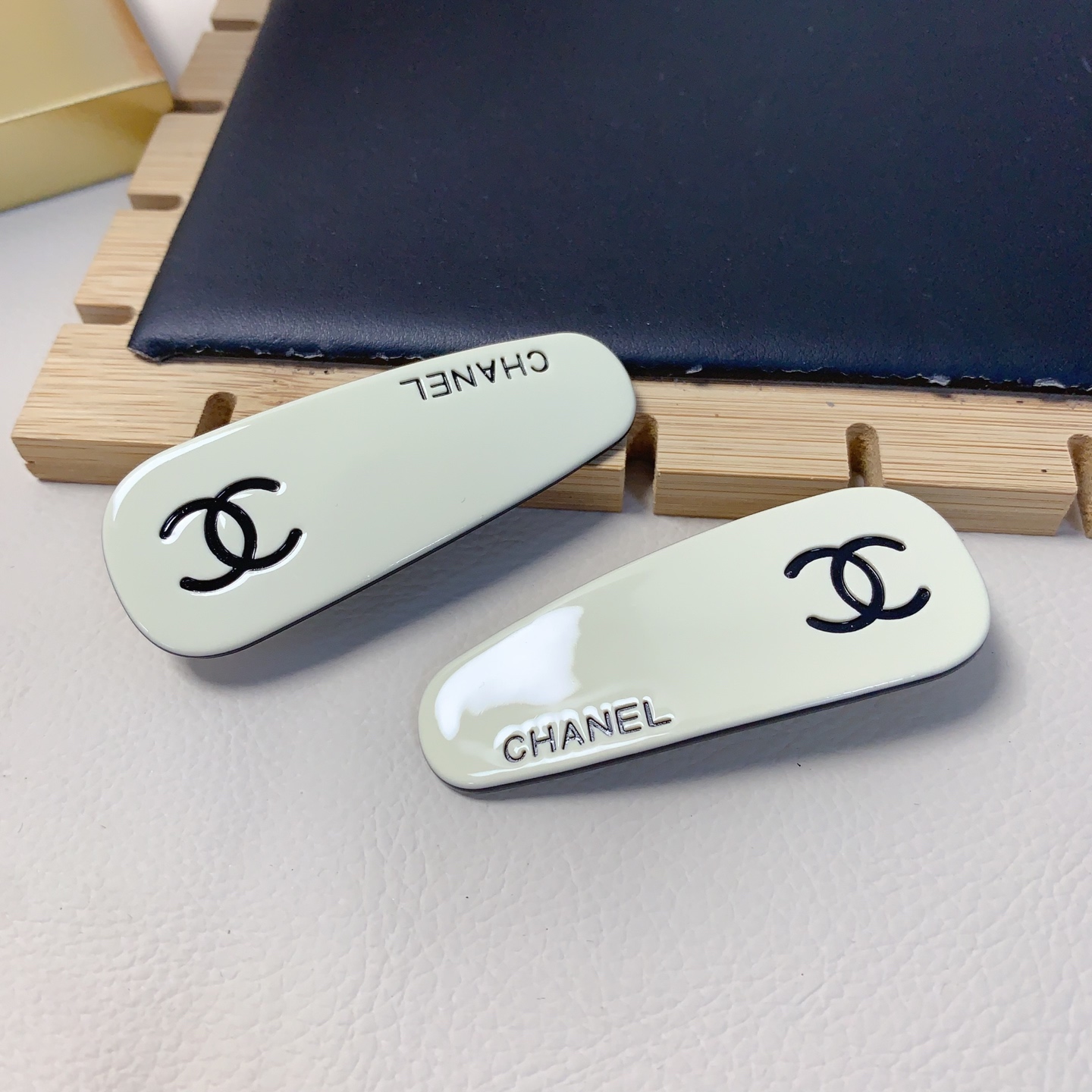 
chanel小香
chanel压夹
亚克力logo压夹边夹日常精致小单品 气质百搭小仙女必入单品 宝藏