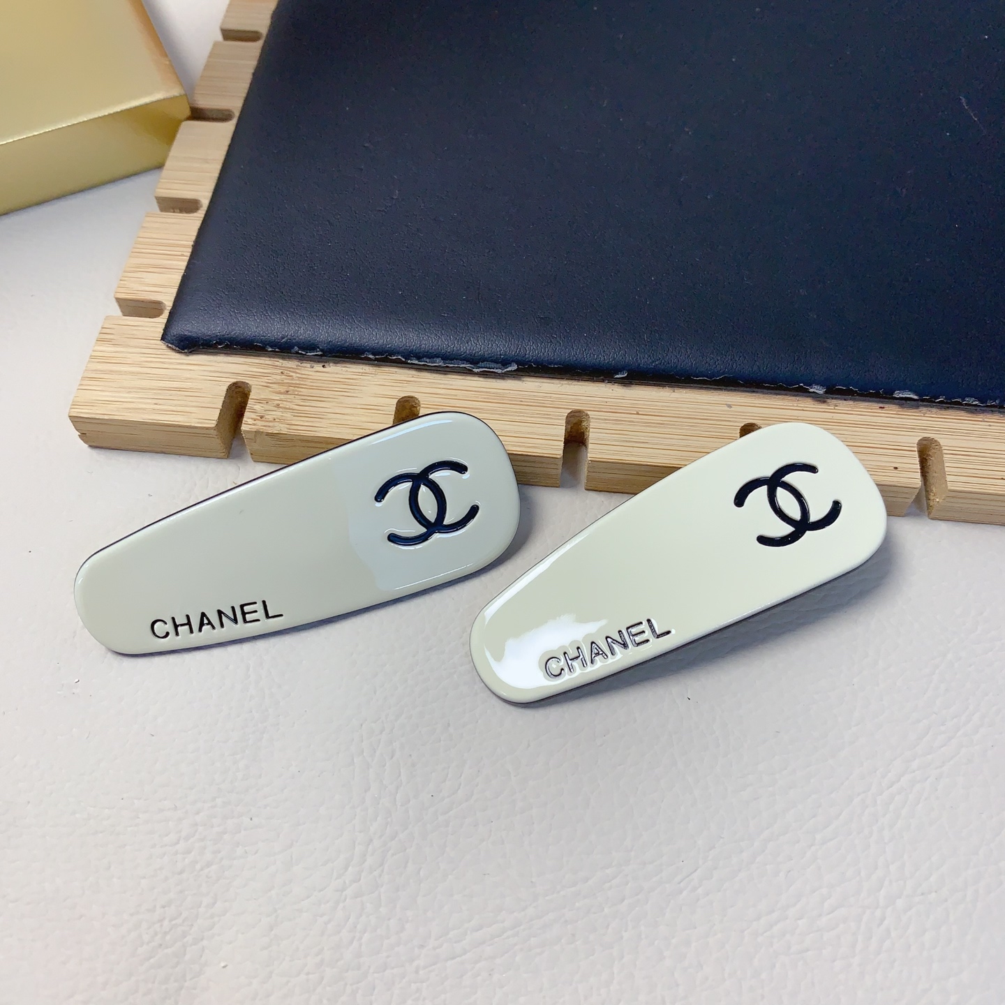 
chanel小香
chanel压夹
亚克力logo压夹边夹日常精致小单品 气质百搭小仙女必入单品 宝藏