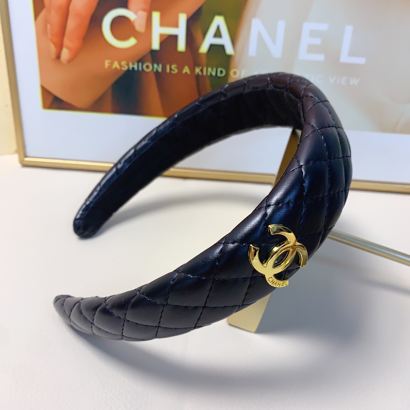 
chanel小香
chanel发箍
双C菱格牛皮轻奢风发箍气质百搭小仙女必入单品名媛风十足～宝藏款 闭