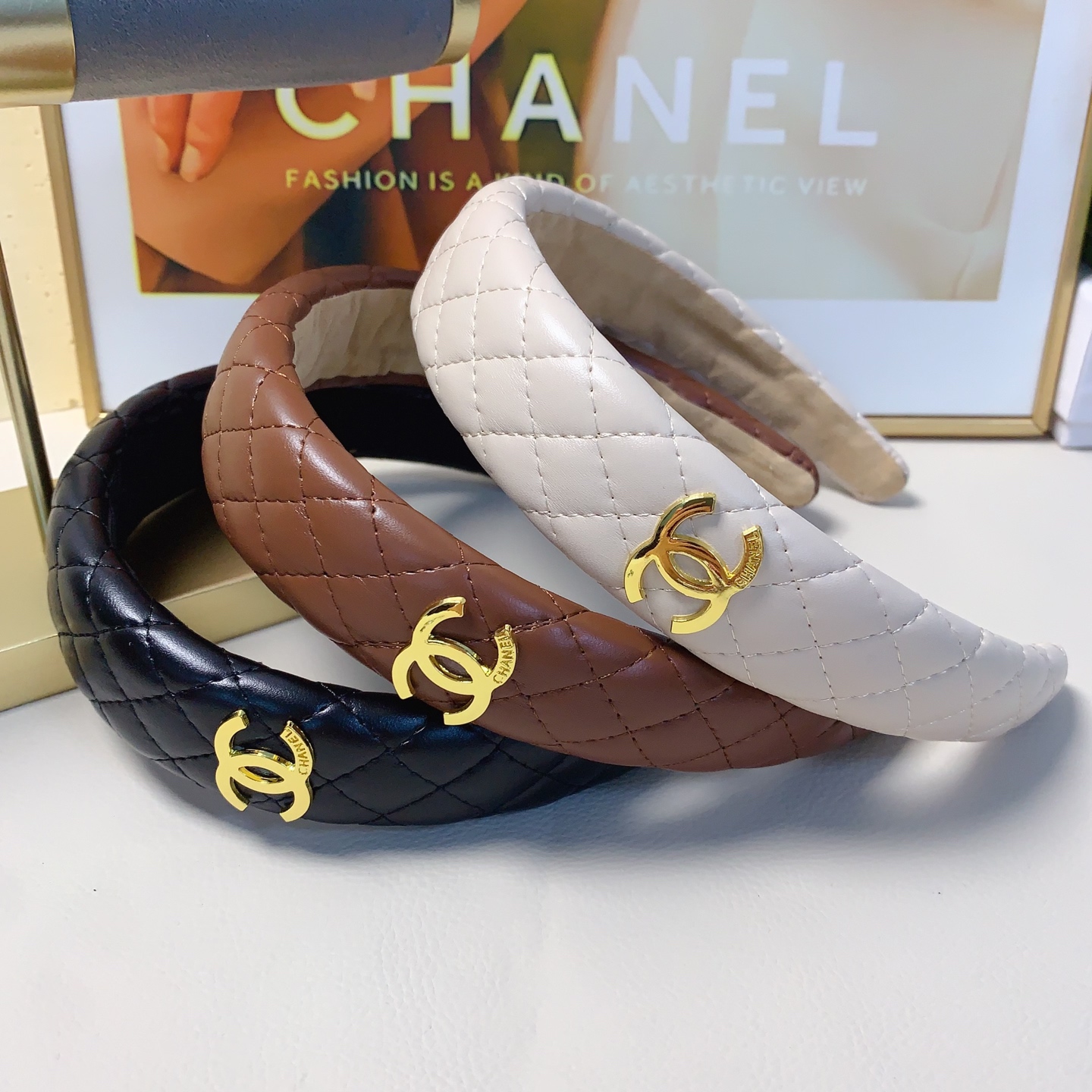 
chanel小香
chanel发箍
双C菱格牛皮轻奢风发箍气质百搭小仙女必入单品名媛风十足～宝藏款 闭