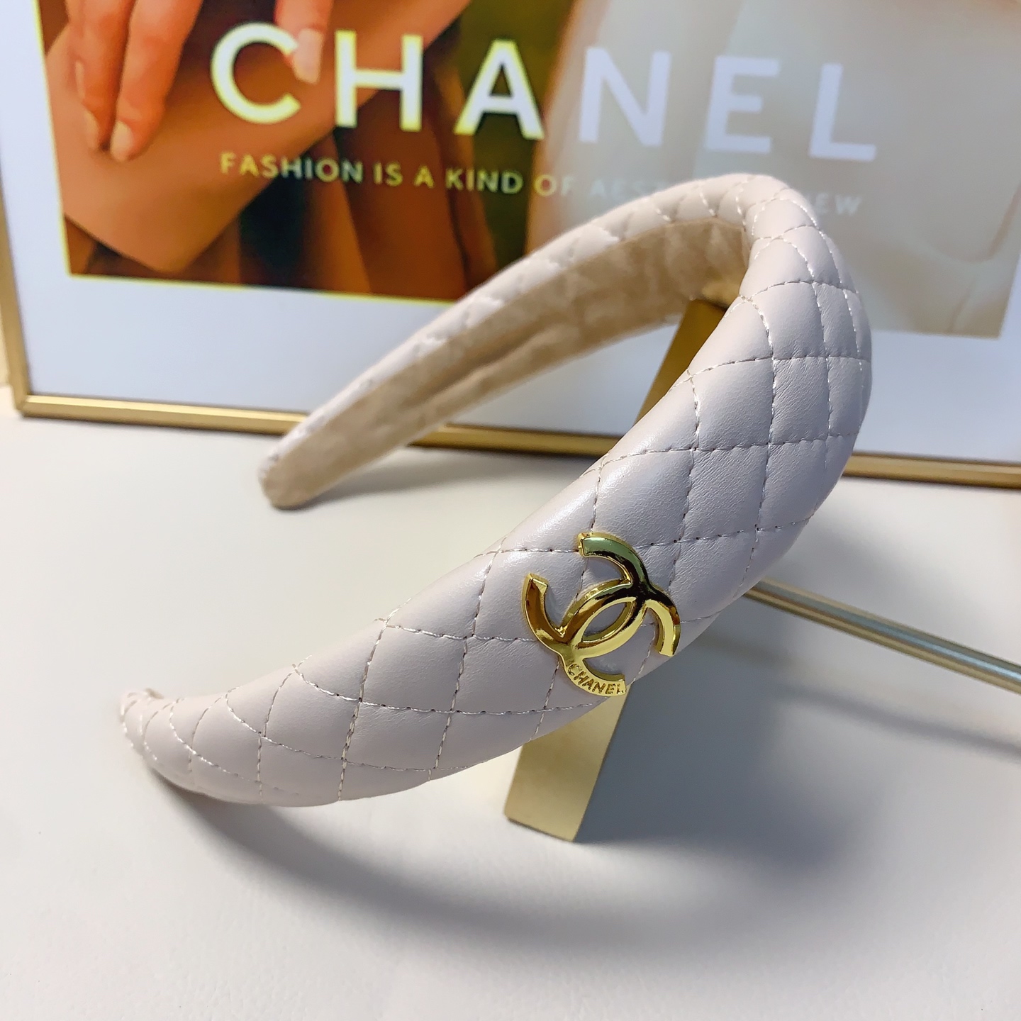
chanel小香
chanel发箍
双C菱格牛皮轻奢风发箍气质百搭小仙女必入单品名媛风十足～宝藏款 闭