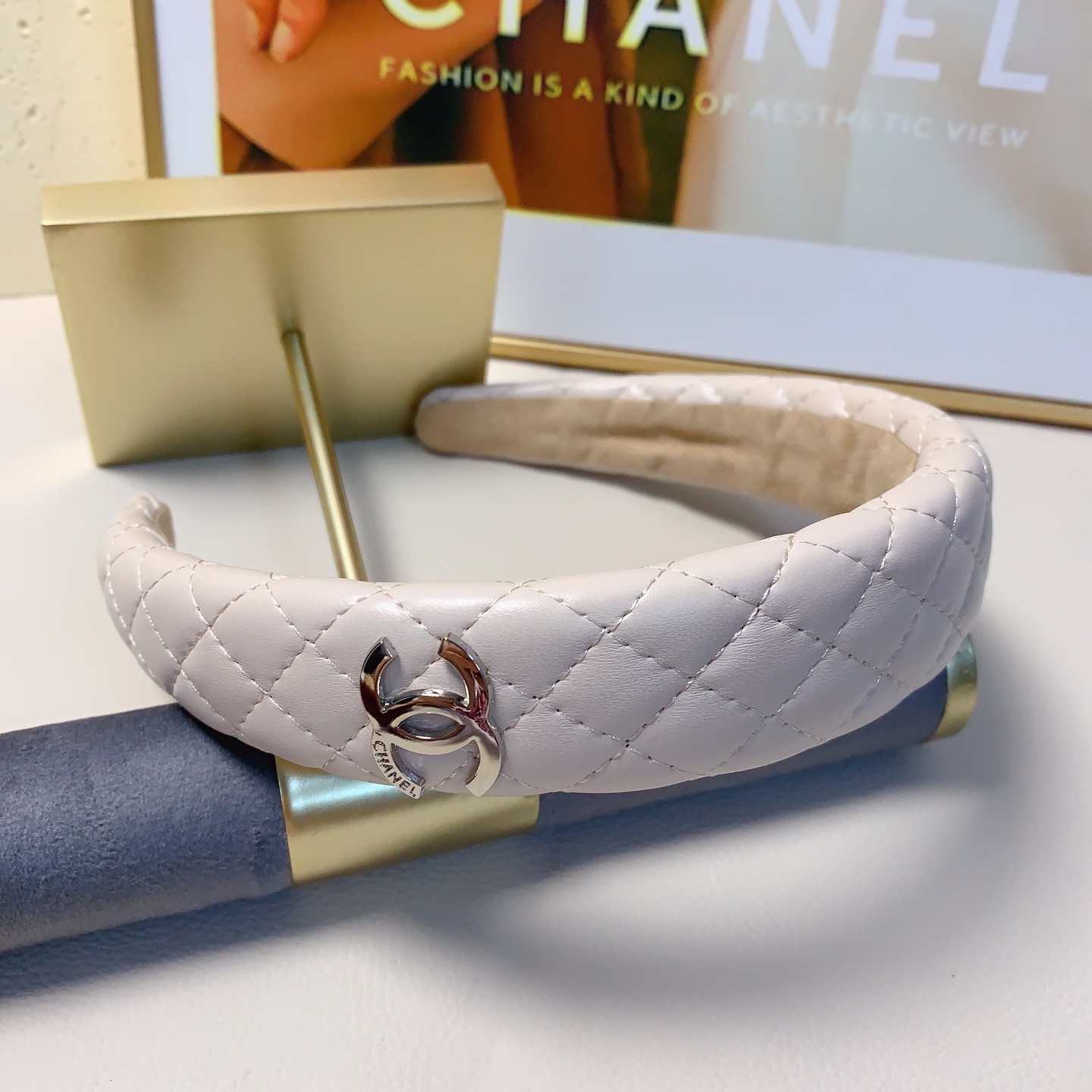 
chanel小香
chanel发箍
双C菱格牛皮轻奢风发箍气质百搭小仙女必入单品名媛风十足～宝藏款 闭