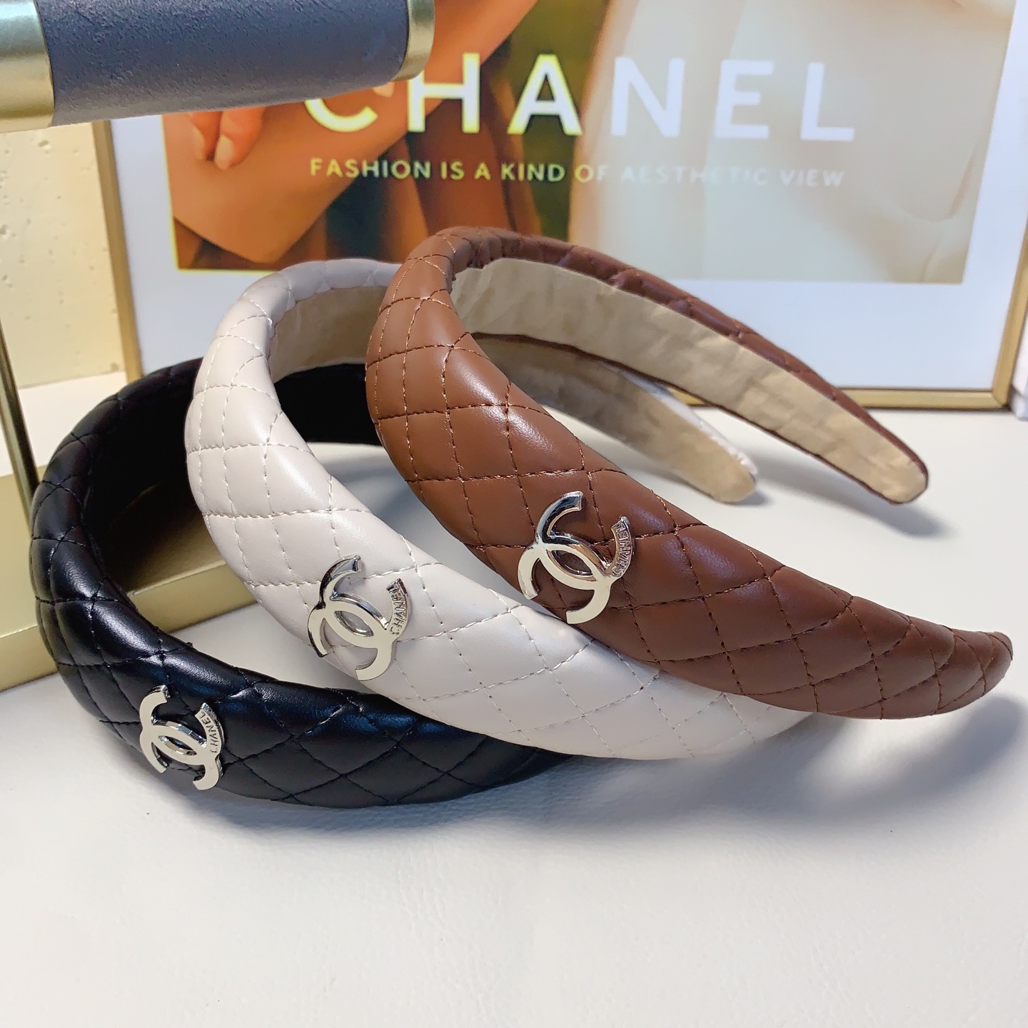 
chanel小香
chanel发箍
双C菱格牛皮轻奢风发箍气质百搭小仙女必入单品名媛风十足～宝藏款 闭