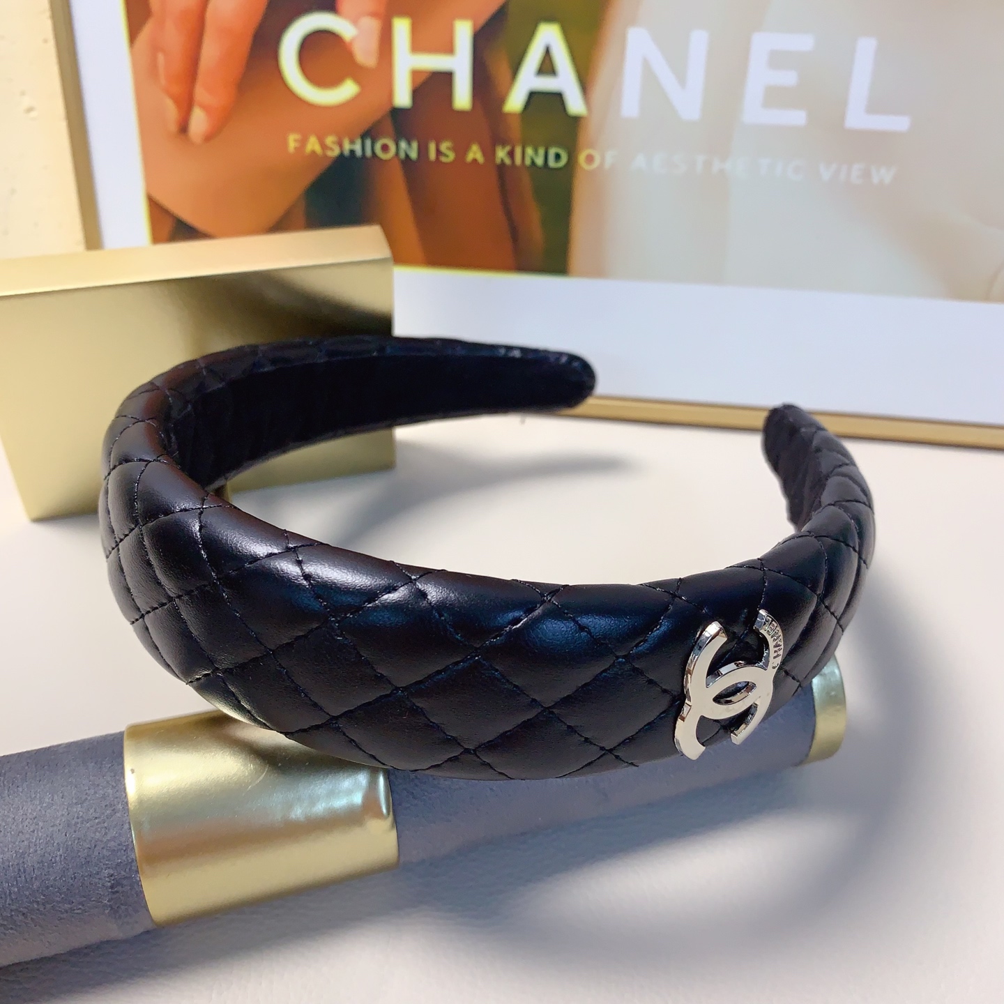 
chanel小香
chanel发箍
双C菱格牛皮轻奢风发箍气质百搭小仙女必入单品名媛风十足～宝藏款 闭