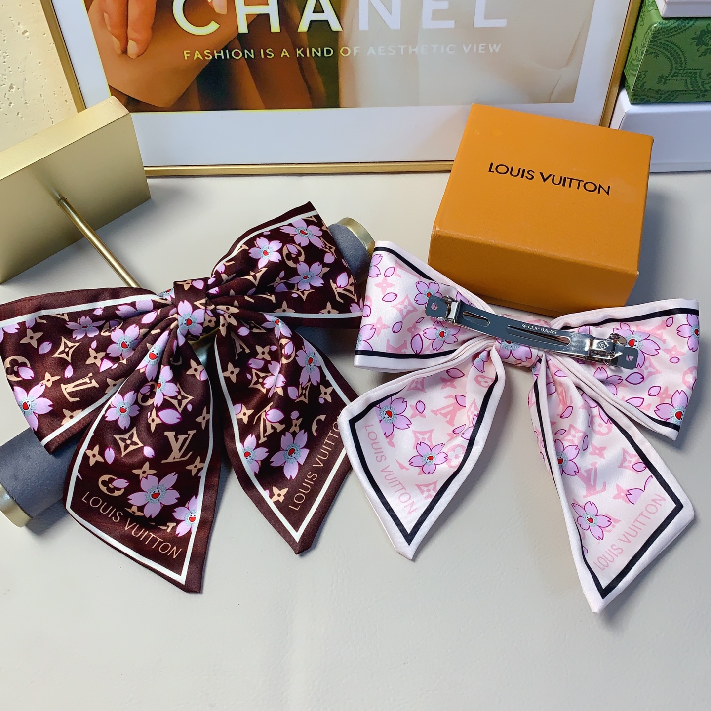  chanel小香
chanel发夹
绸缎蝴蝶结发夹弹簧夹版型立体气质时尚百搭小仙女必入单品 闭眼入🥰推