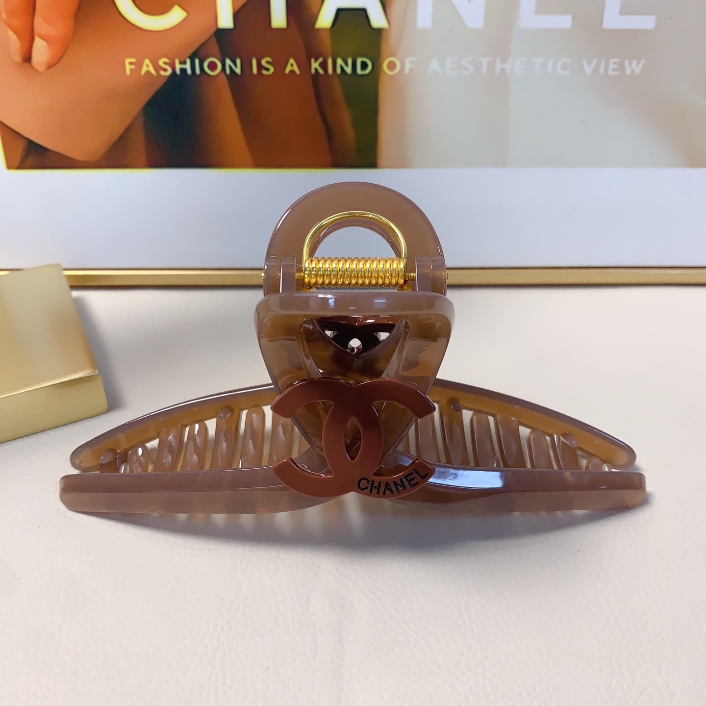  chanel小香
chanel发夹
新款醋酸logo抓夹 气质百搭 日常精致小单品 小仙女必入单品 宝