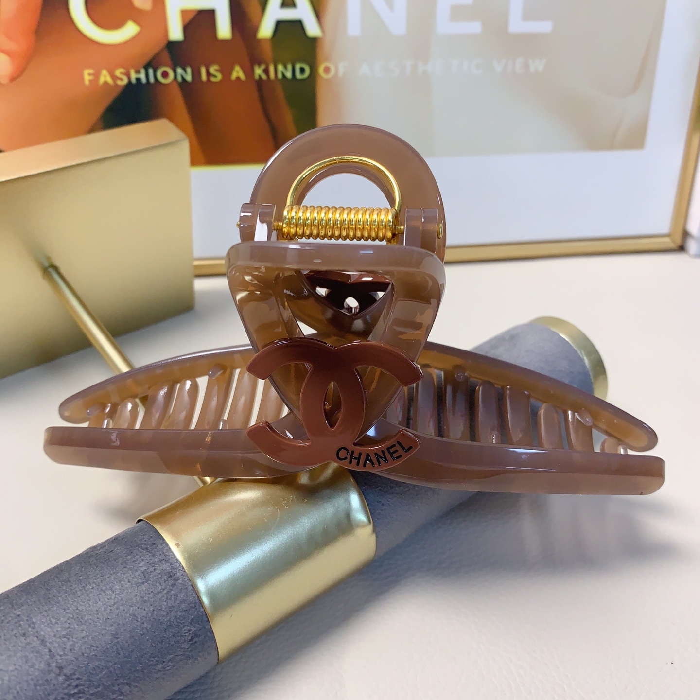  chanel小香
chanel发夹
新款醋酸logo抓夹 气质百搭 日常精致小单品 小仙女必入单品 宝