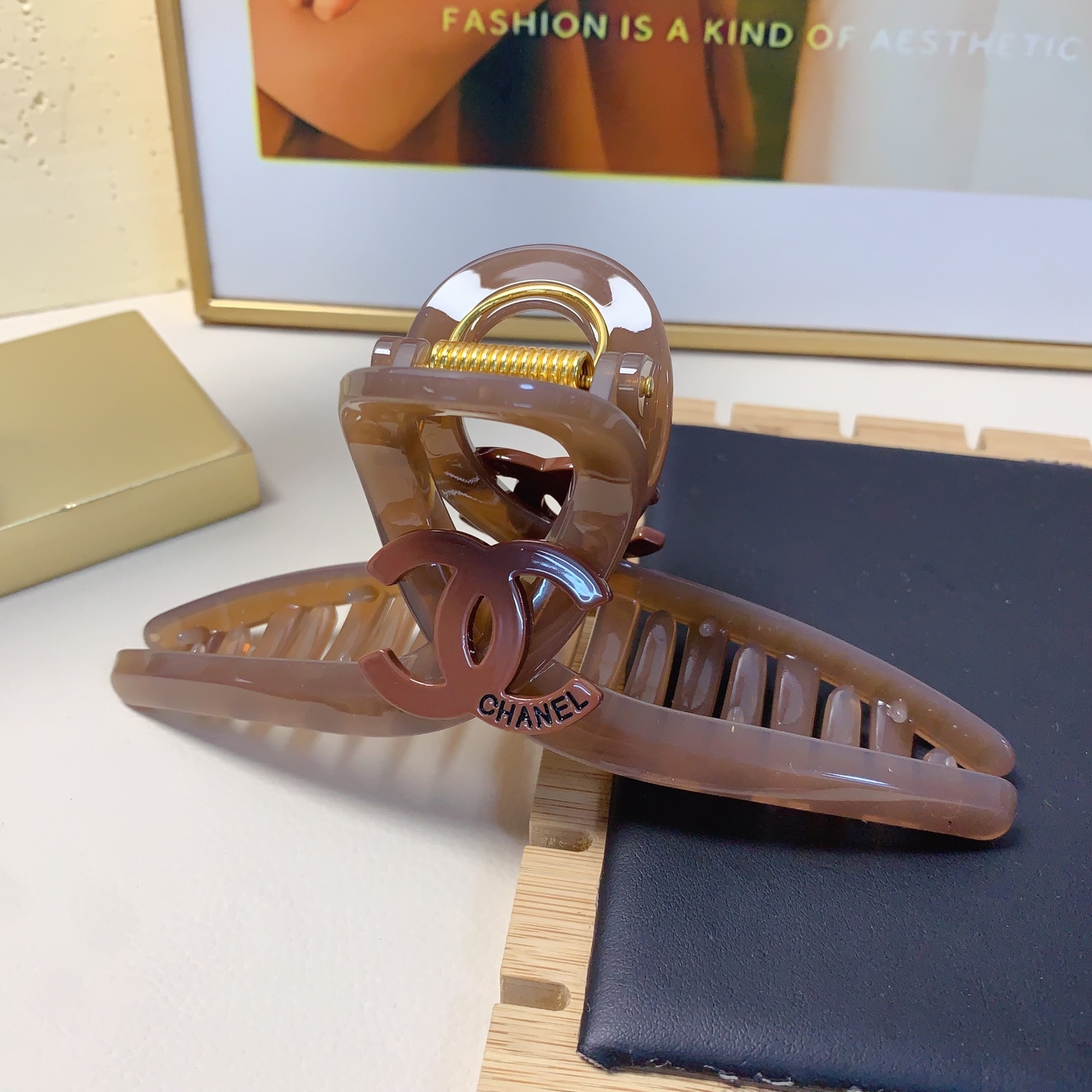  chanel小香
chanel发夹
新款醋酸logo抓夹 气质百搭 日常精致小单品 小仙女必入单品 宝