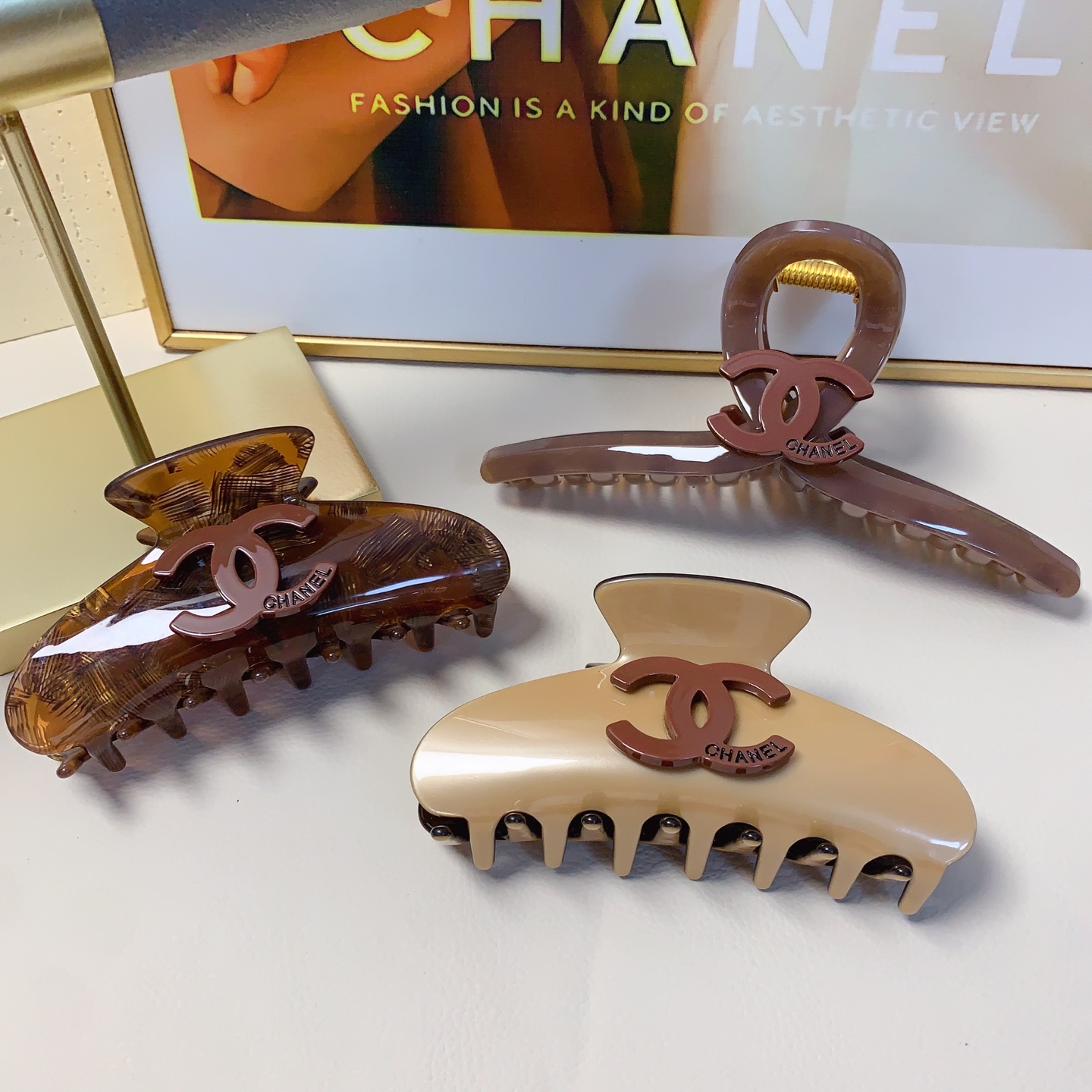 
chanel小香
chanel发夹
新款醋酸logo抓夹 气质百搭 日常精致小单品 小仙女必入单品 宝