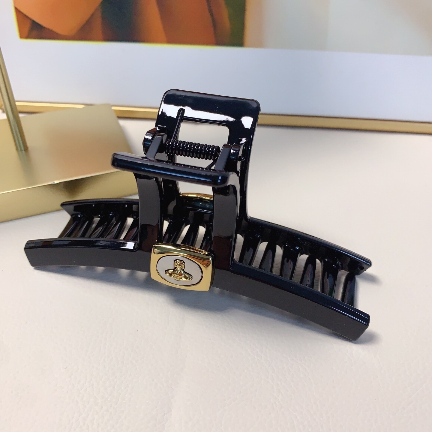  Vivienne Westwood西太后
西太后抓夹
🛸飞碟🛸土星醋酸抓夹 气质百搭 日常精致小单品 