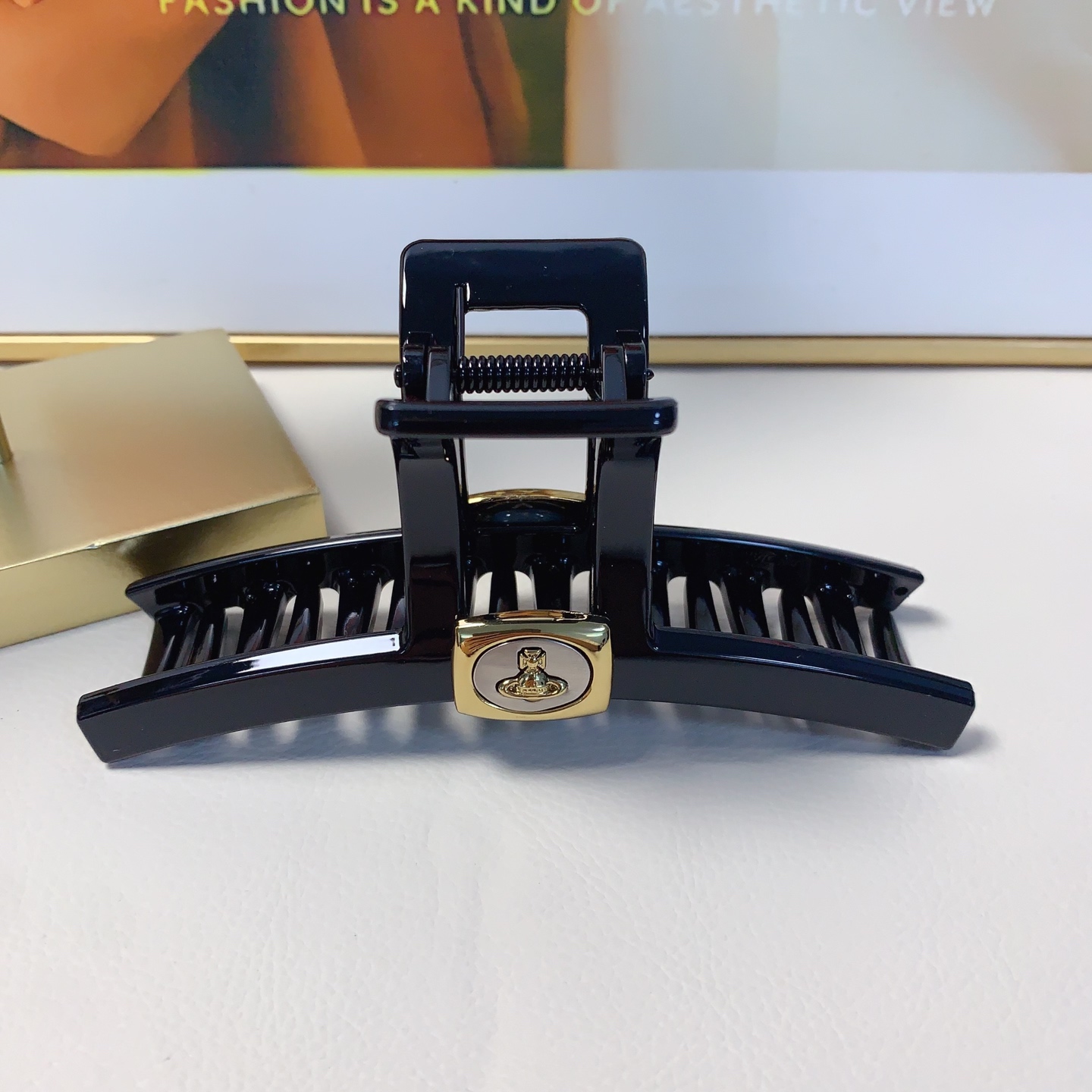  Vivienne Westwood西太后
西太后抓夹
🛸飞碟🛸土星醋酸抓夹 气质百搭 日常精致小单品 