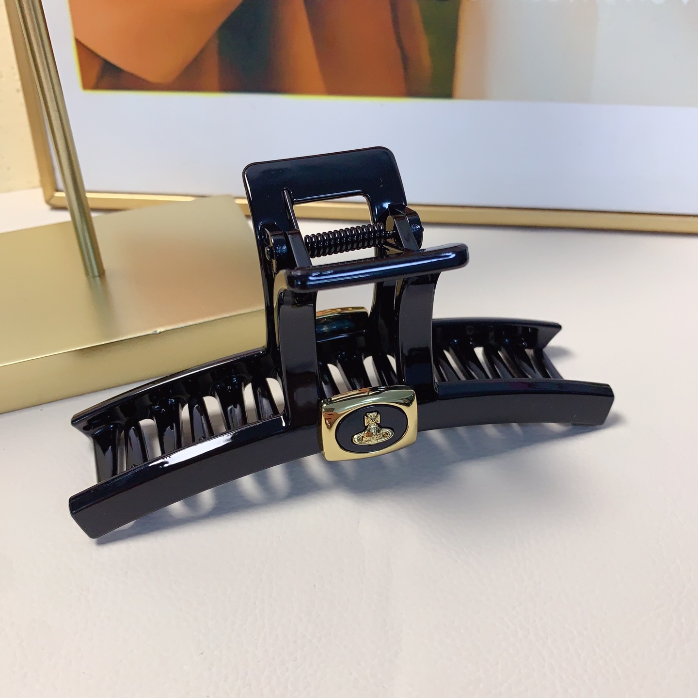  Vivienne Westwood西太后
西太后抓夹
🛸飞碟🛸土星醋酸抓夹 气质百搭 日常精致小单品 