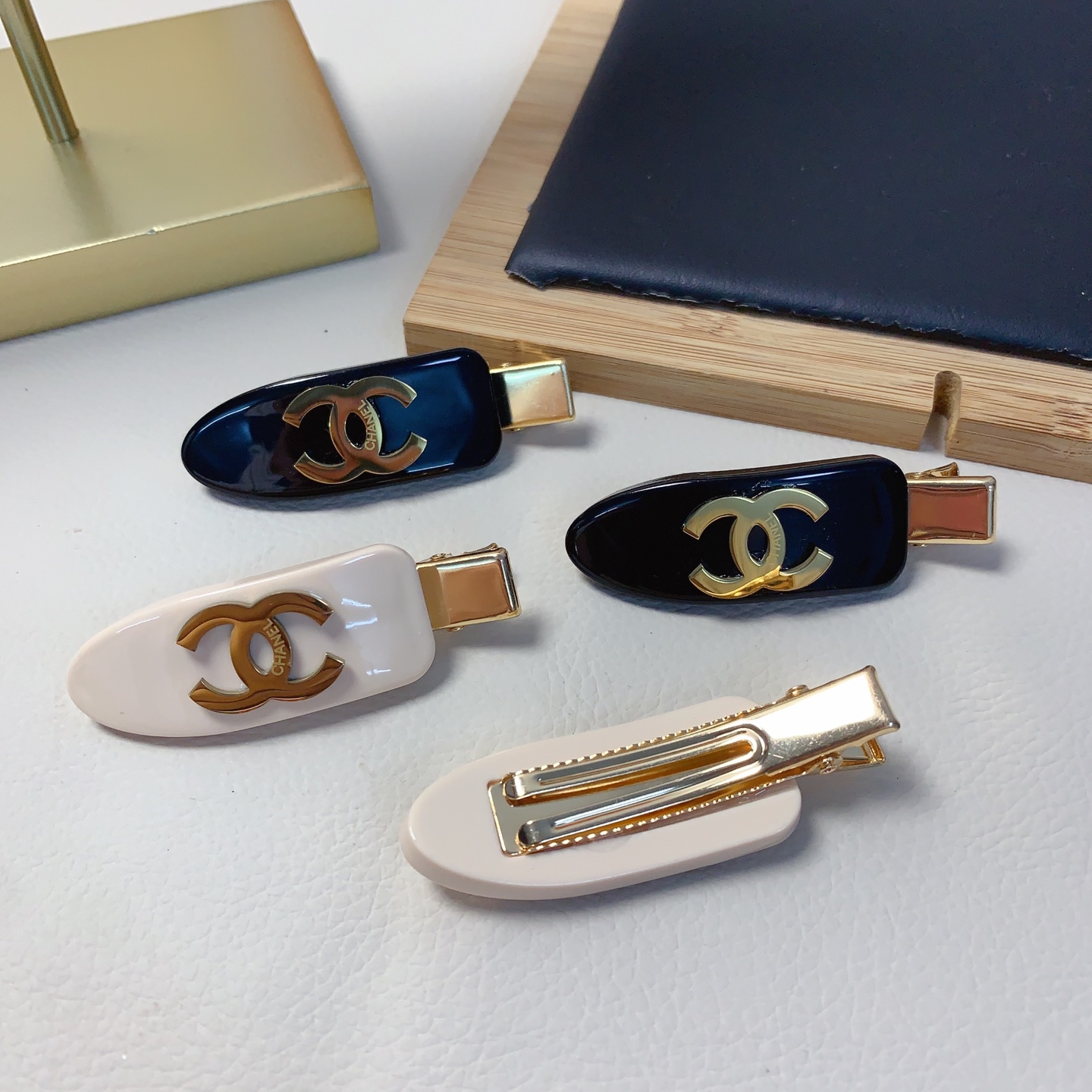  chanel小香
chanel压夹
钛钢logo压夹边夹日常精致小单品 气质百搭小仙女必入单品 宝藏款