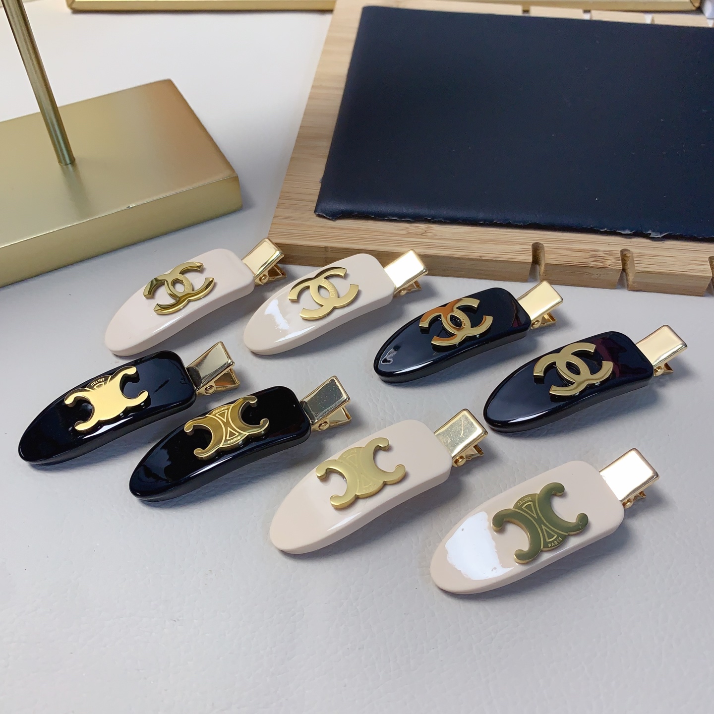  chanel小香
chanel压夹
钛钢logo压夹边夹日常精致小单品 气质百搭小仙女必入单品 宝藏款