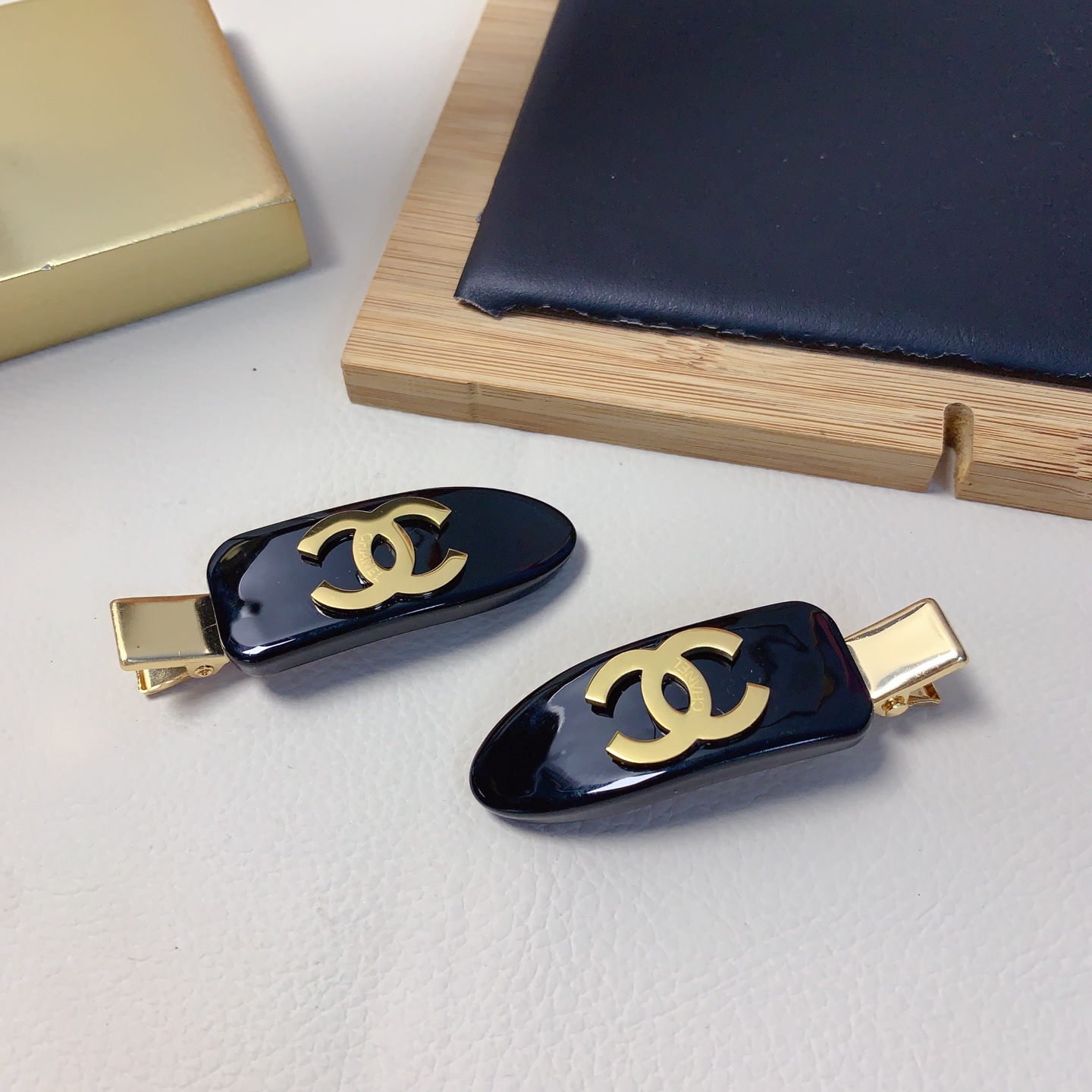  chanel小香
chanel压夹
钛钢logo压夹边夹日常精致小单品 气质百搭小仙女必入单品 宝藏款
