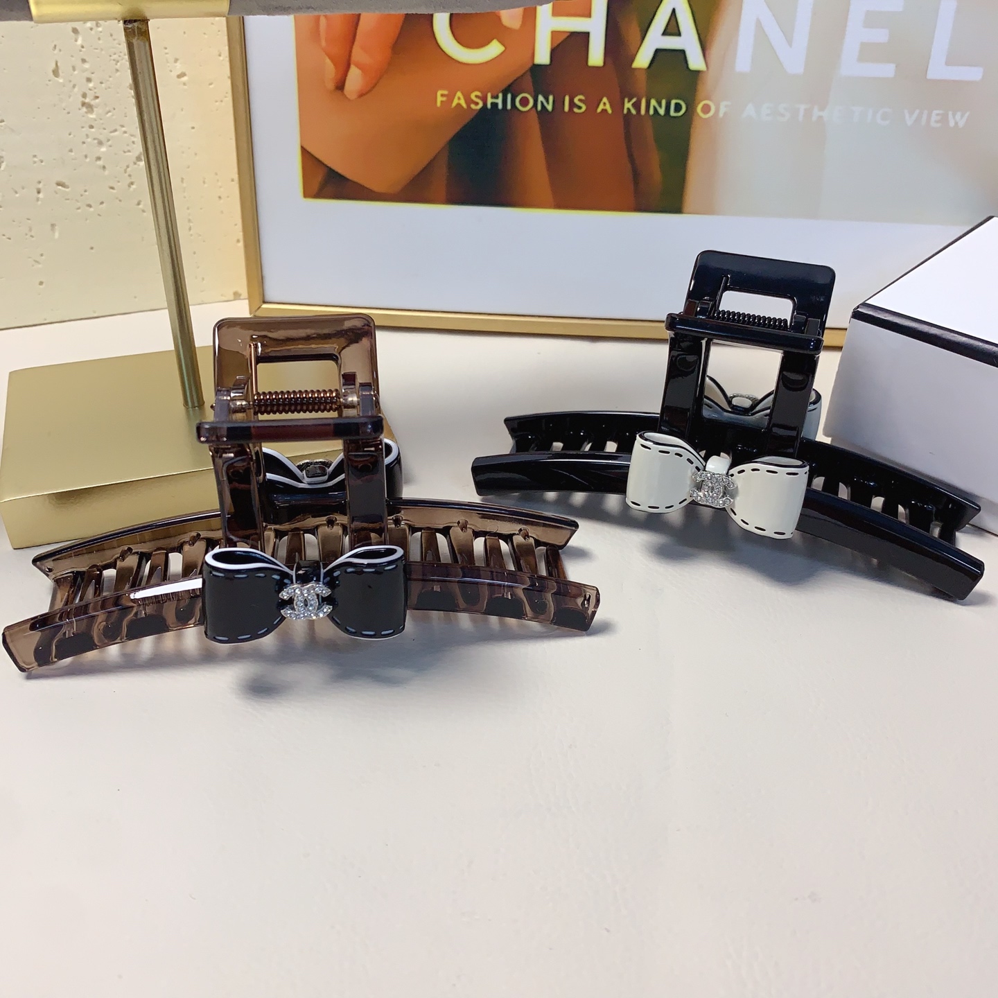 
chanel小香
chanel抓夹
醋酸蝴蝶结抓夹气质百搭日常精致小单品 小仙女必入单品 宝藏款 闭眼