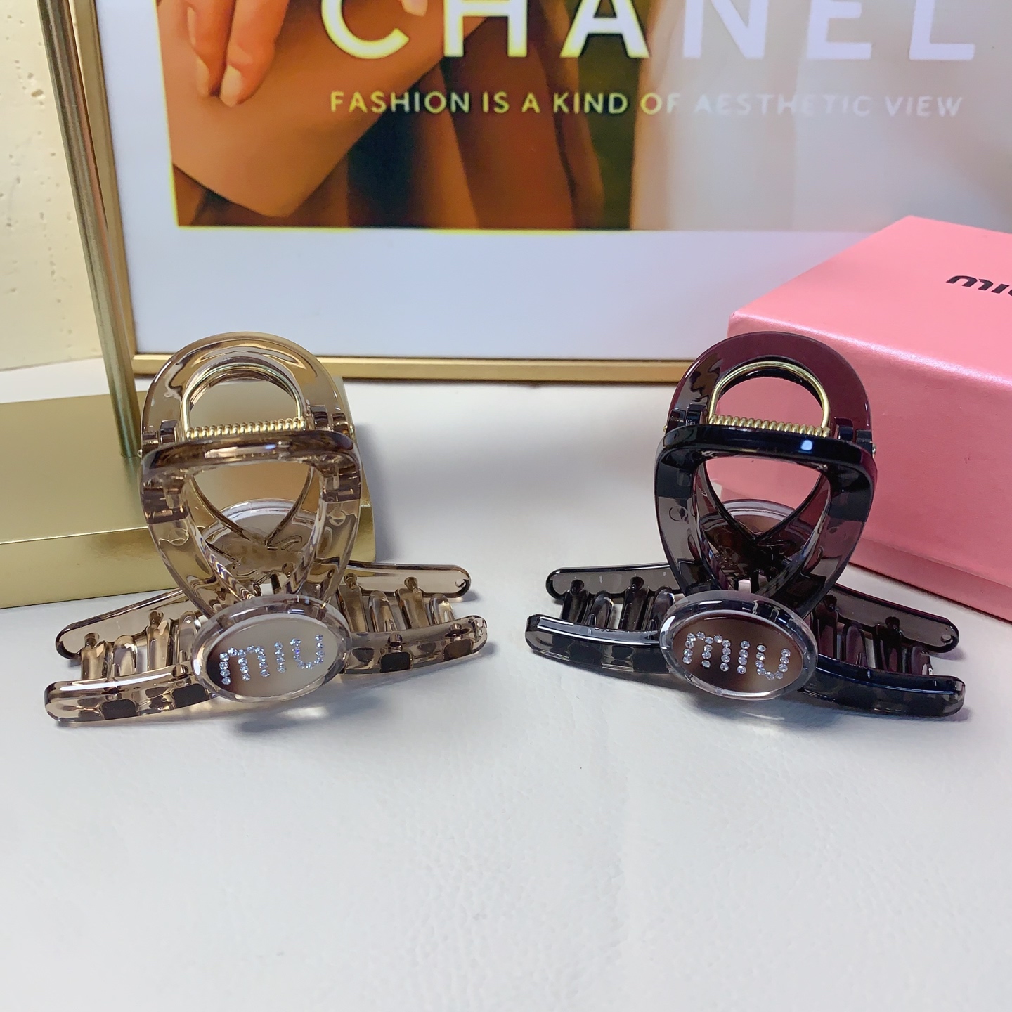 
miumiu缪缪
chanel小香抓夹
醋酸logo抓夹气质百搭日常精致小单品 小仙女必入单品 宝藏款