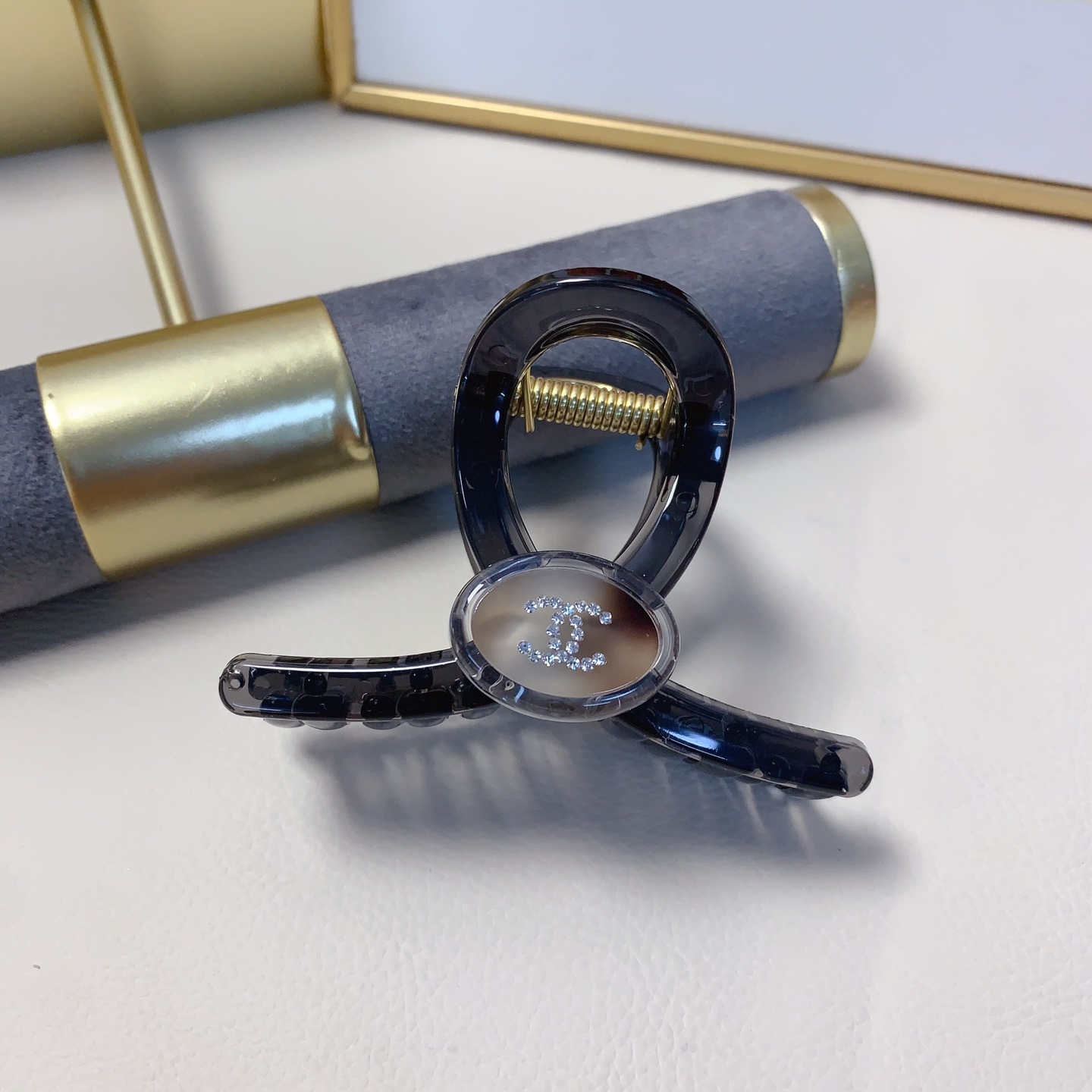 
miumiu缪缪
chanel小香抓夹
醋酸logo抓夹气质百搭日常精致小单品 小仙女必入单品 宝藏款