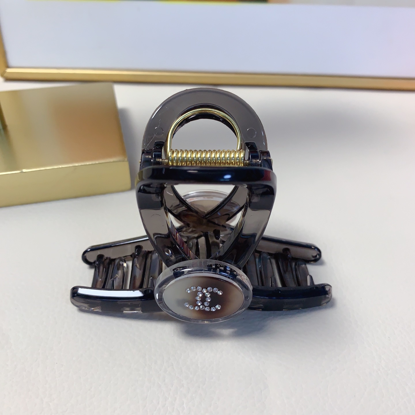 
miumiu缪缪
chanel小香抓夹
醋酸logo抓夹气质百搭日常精致小单品 小仙女必入单品 宝藏款