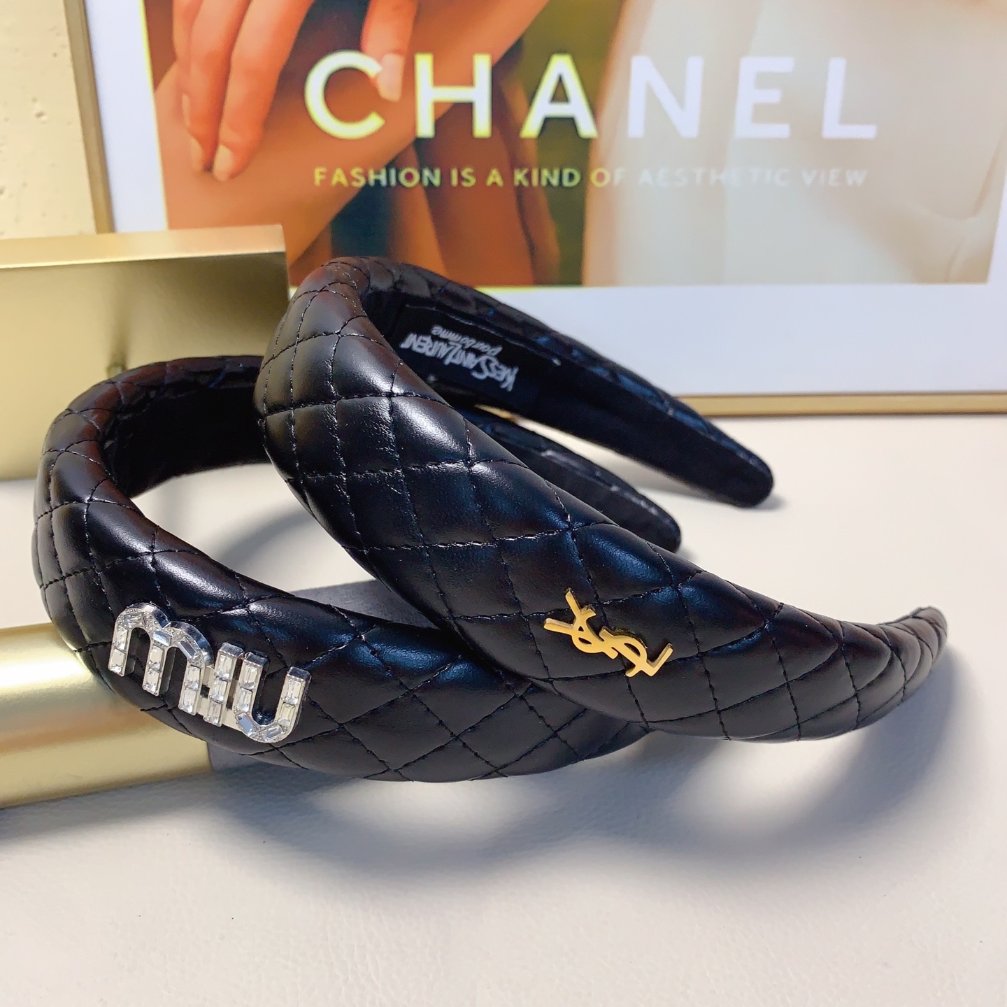 Diadema YSL Saint Laurent, diadema de bosque de álamo, diadema de cuero con rombos y logo de acero de titanio, estilo l…