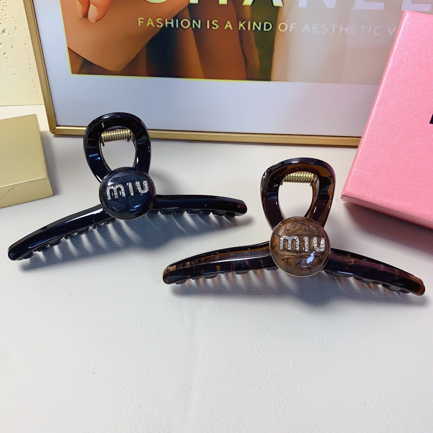 Miu Miu Miu Miu pinza para el cabello de Miu Miu, pinza con perlas y logo en ambos lados, elegante y versátil, pequeño …