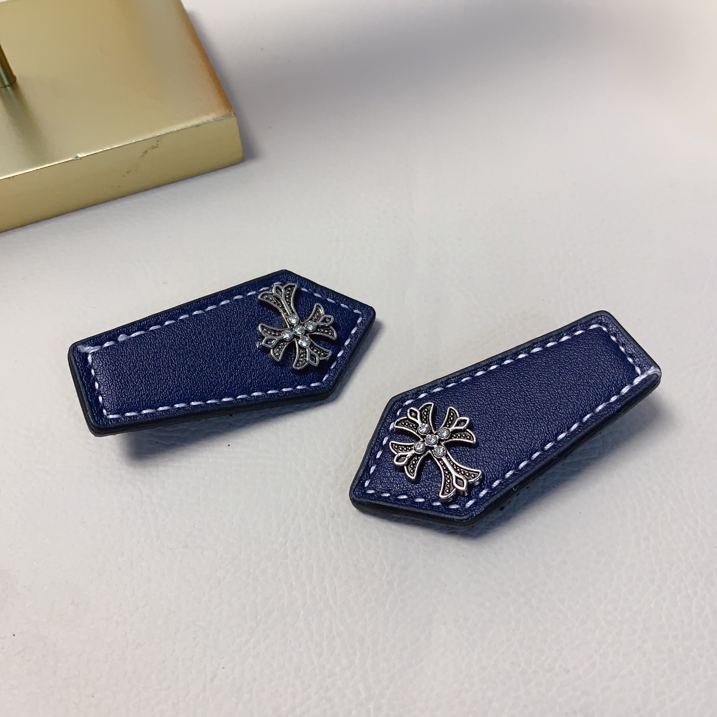 クロハート発夹 - 皮革三角デザインのデイリーアクセサリー