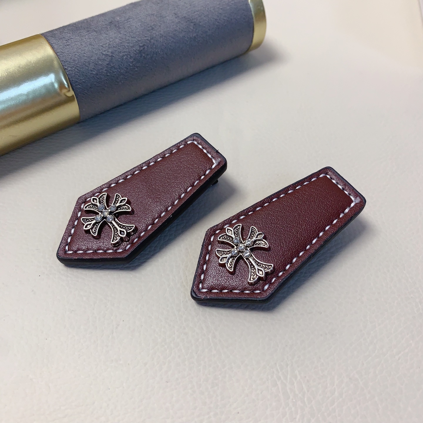 クロハート発夹 - 皮革三角デザインのデイリーアクセサリー