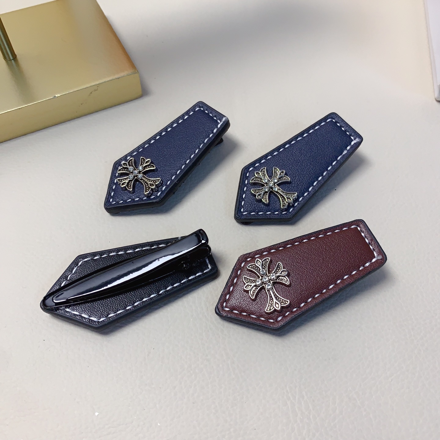 クロハート発夹 - 皮革三角デザインのデイリーアクセサリー