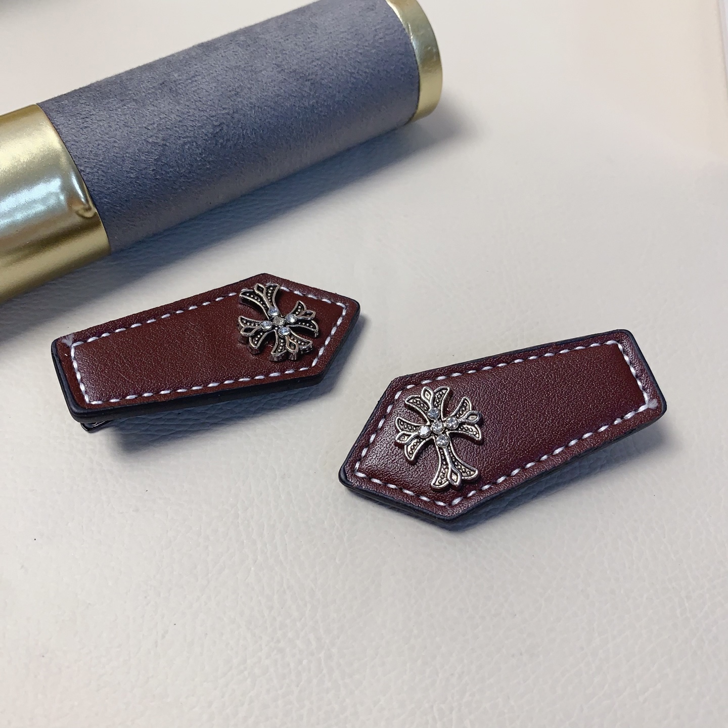 クロハート発夹 - 皮革三角デザインのデイリーアクセサリー