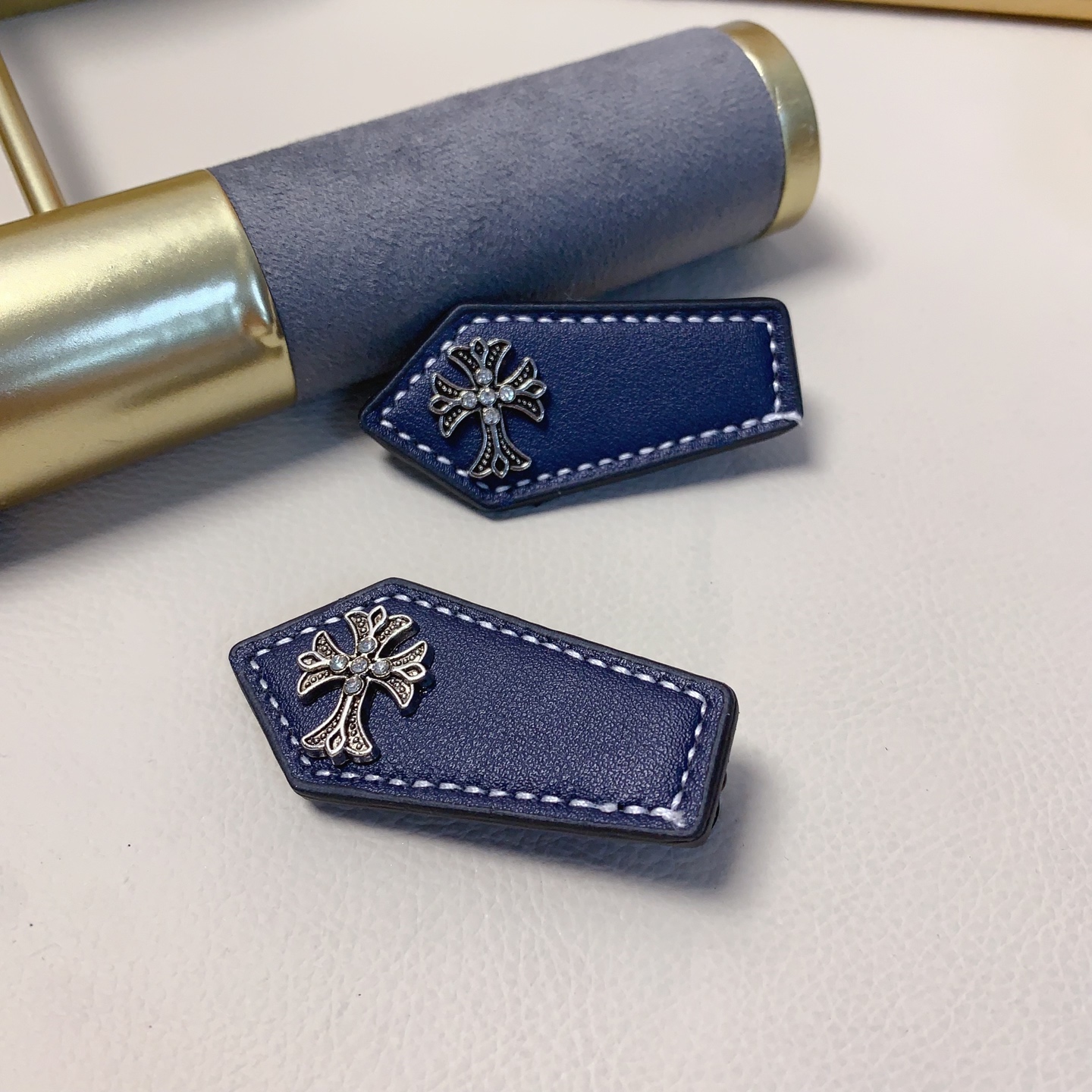 クロハート発夹 - 皮革三角デザインのデイリーアクセサリー