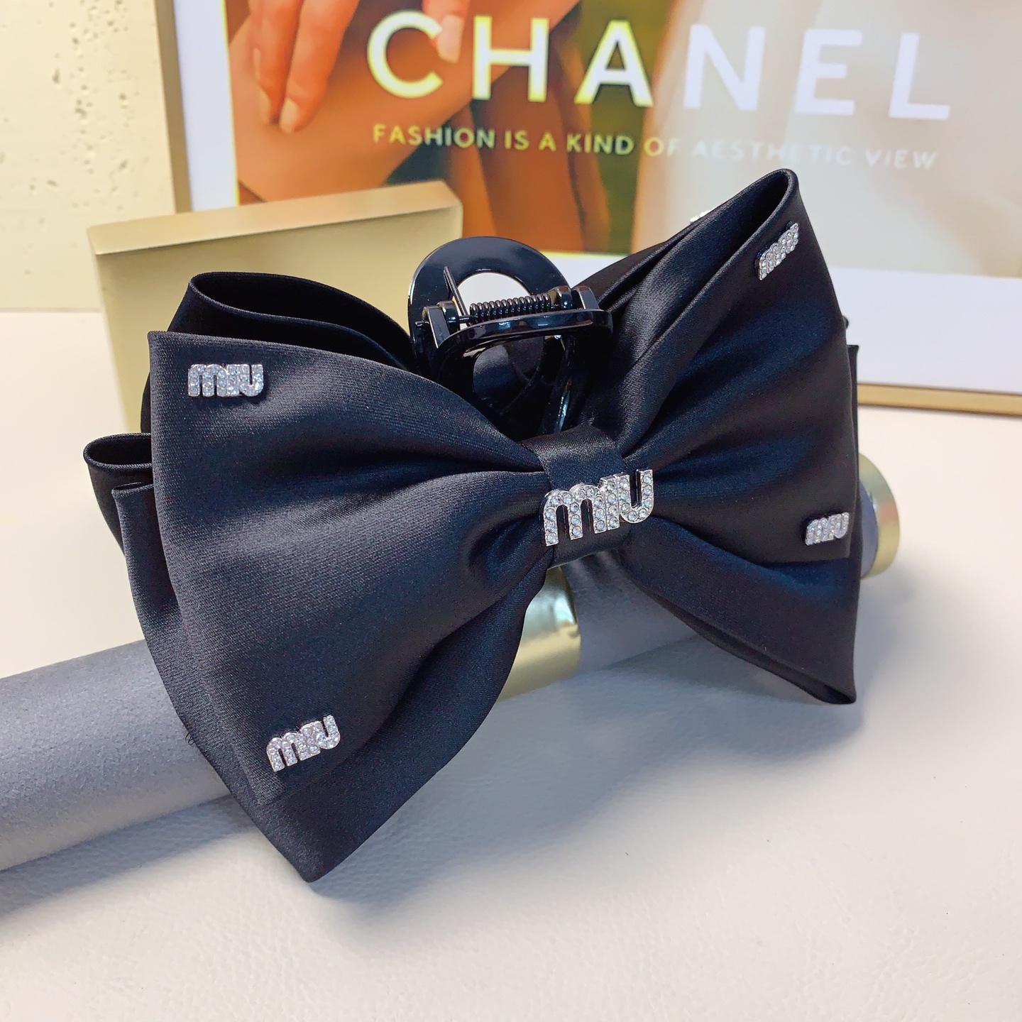 Miu Miu Miu Miu pinza para el cabello de Miu Miu, pinza de lazo de satén con logo, elegante y versátil, pequeño accesor…
