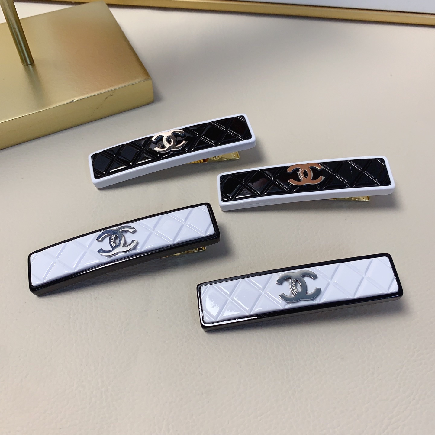 Chanel pequeño Chanel pin para el cabello, pinza lateral con logo de rombos, accesorio diario exquisito, elegante y ver…