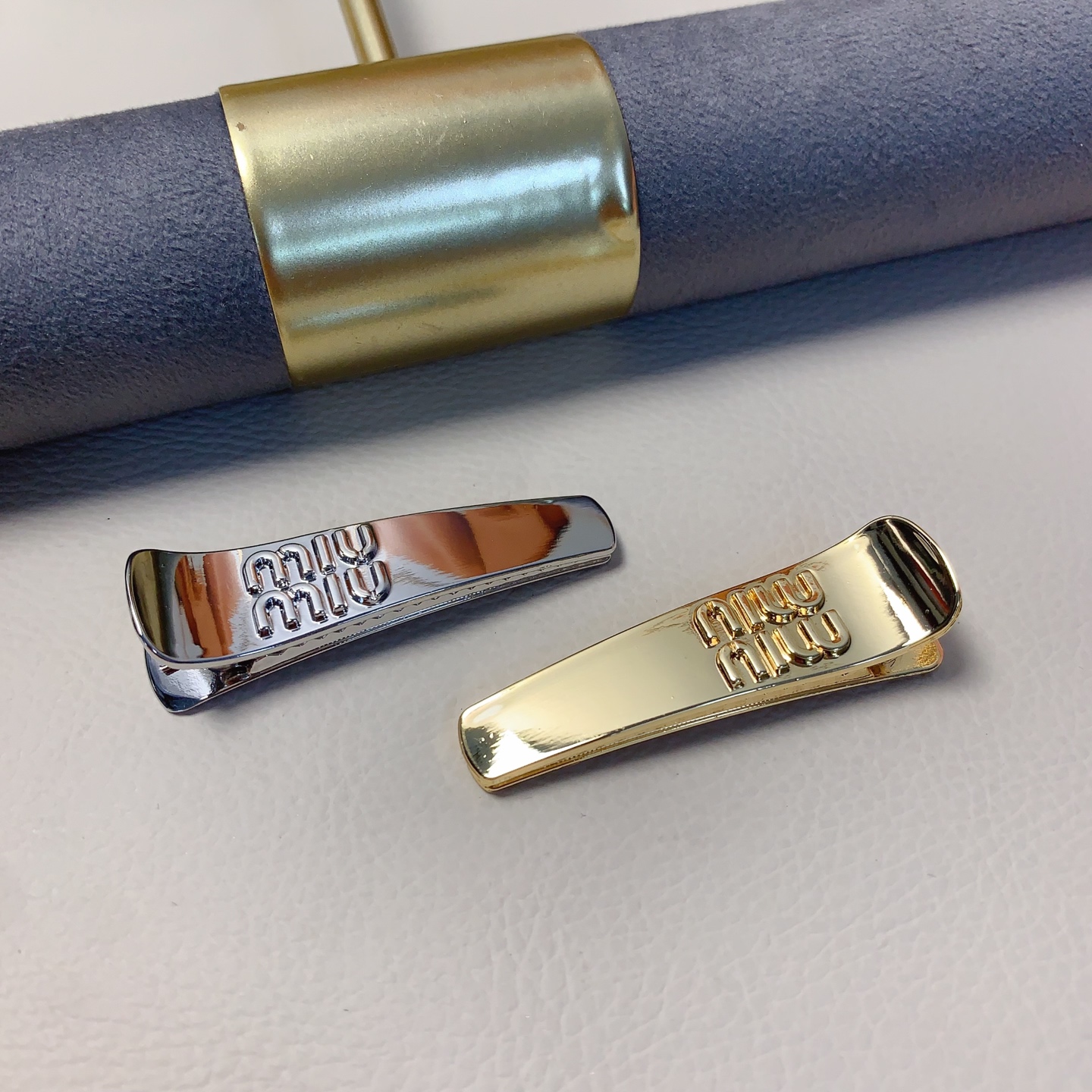 Miu Miu Miu Miu pinza de pelo, pinza de pelo con letras de titanio brillante, elegante y versátil, imprescindible para …