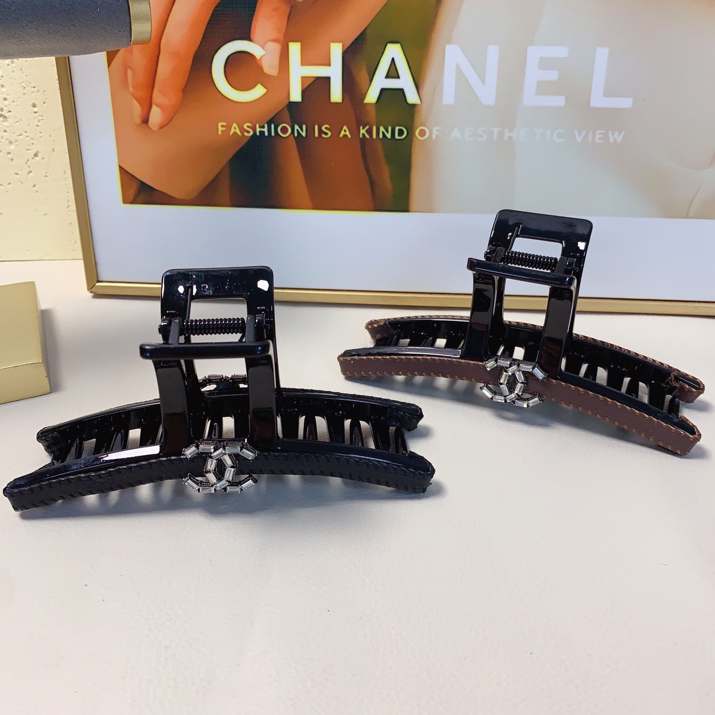 chanel小香chanel抓夹皮革logo抓夹气质百搭日常精致小单品 小仙女必入单品 宝藏款 闭眼入🥰