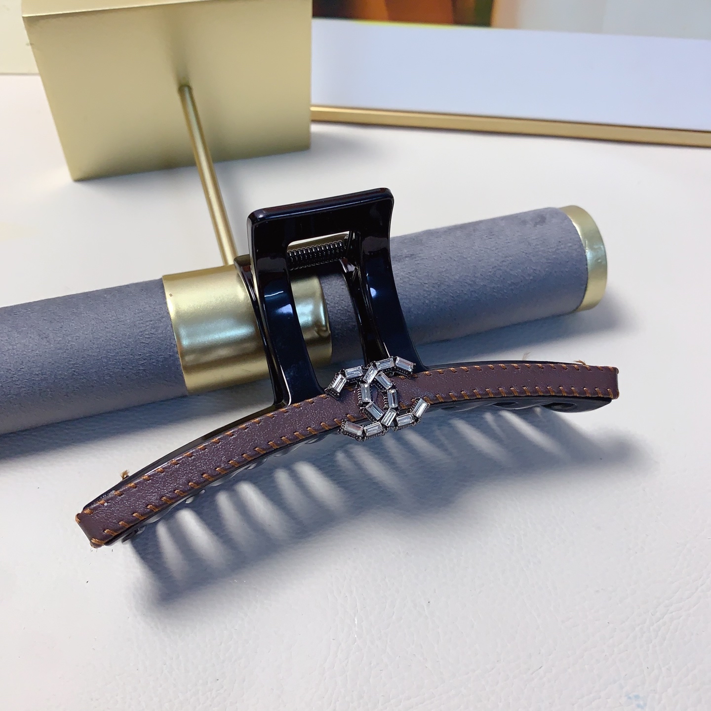 chanel小香chanel抓夹皮革logo抓夹气质百搭日常精致小单品 小仙女必入单品 宝藏款 闭眼入🥰