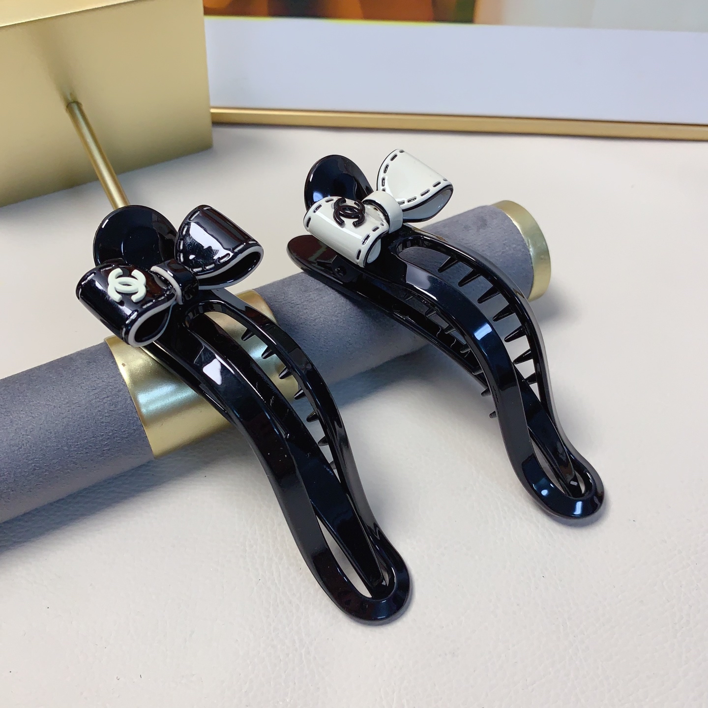 Chanel Chanel pinza para el cabello, pinza de acrílico con lazo y logo, elegante y versátil, pequeño accesorio diario e…