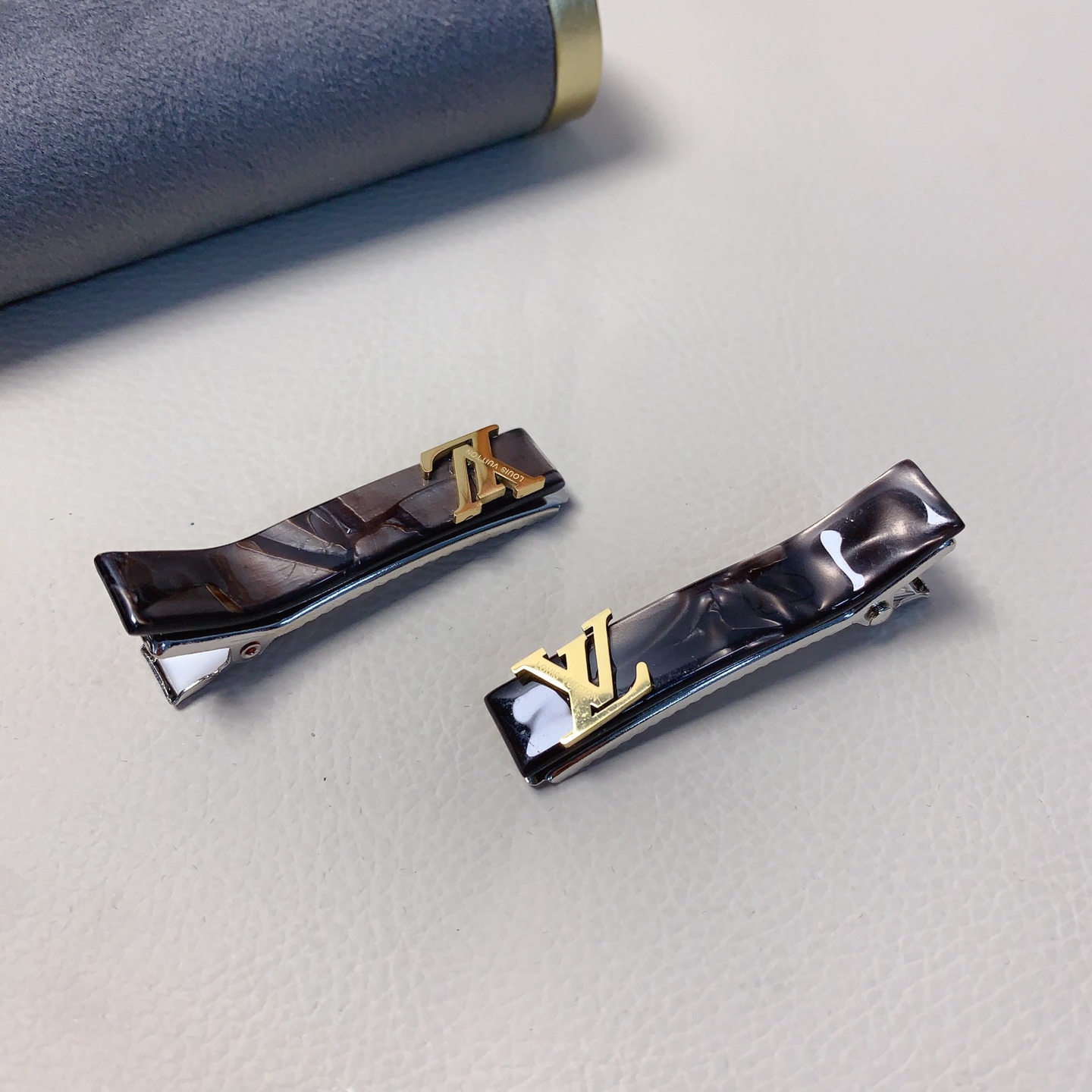 LV路易威登驴牌发夹钛钢logo压夹边夹日常精致小单品 气质百搭小仙女必入单品 宝藏款 闭眼入🥰推荐款（